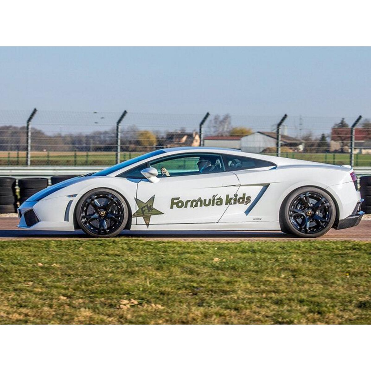 Smartbox Stage pilotage enfant : 5 ou 6 tours de circuit au volant d'une Lamborghini Gallardo - Coffret Cadeau Sport & Aventure