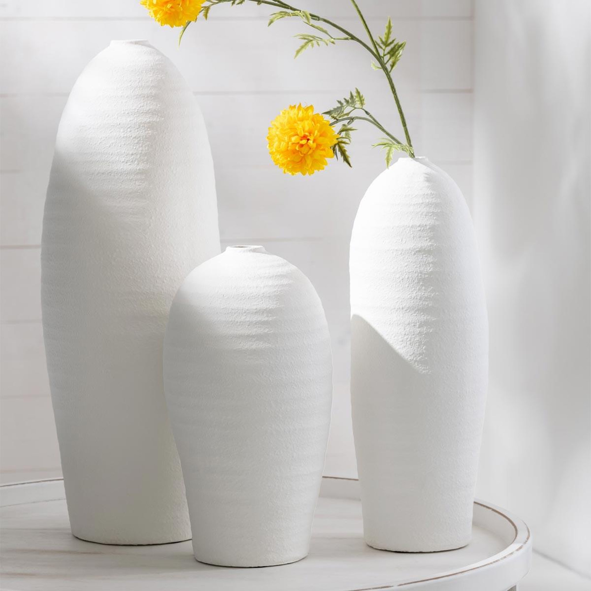 Voir la diapositive 3 : J-LINE Vase design en ciment  creta  36cm blanc