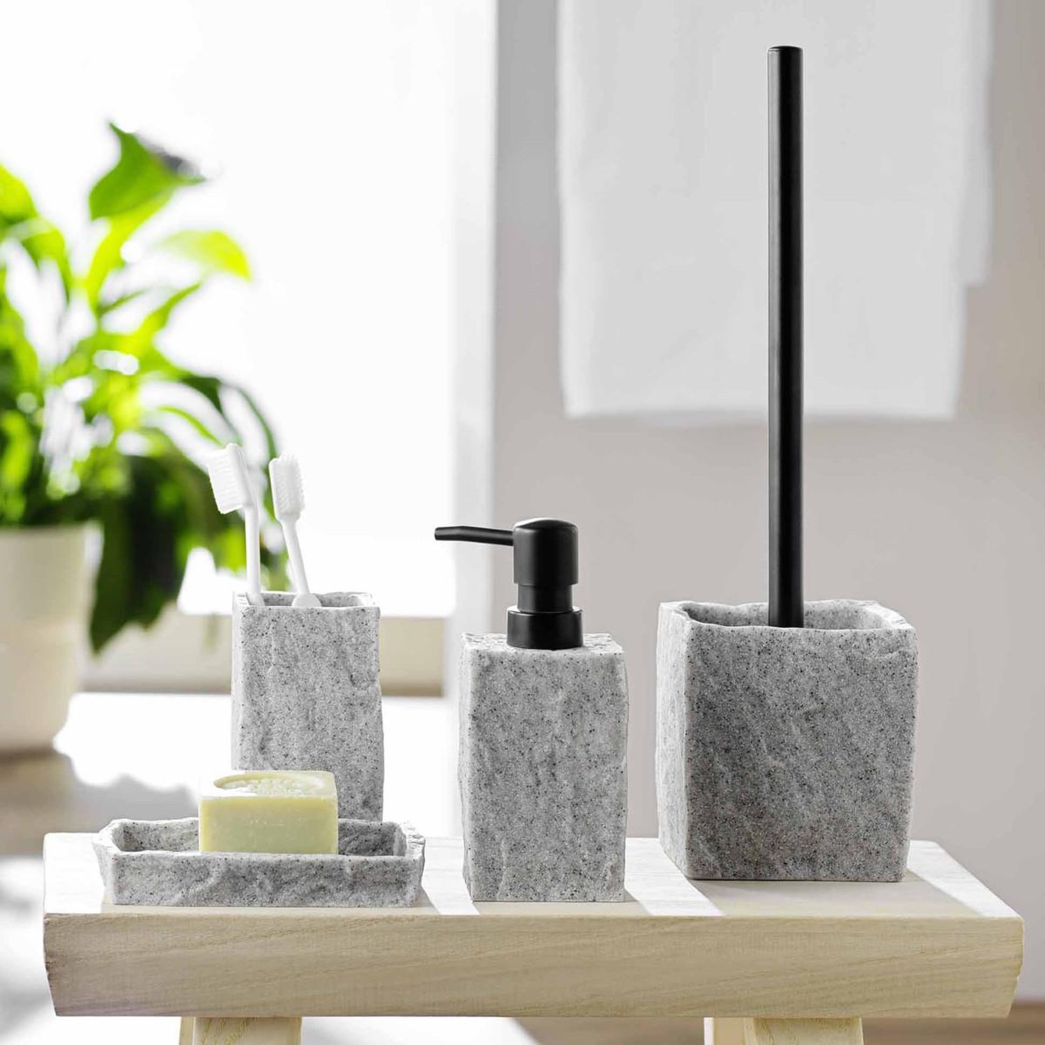 Voir la diapositive 2 : Douceur d'Intérieur Distributeur de savon effet minéral  stony  16cm gris