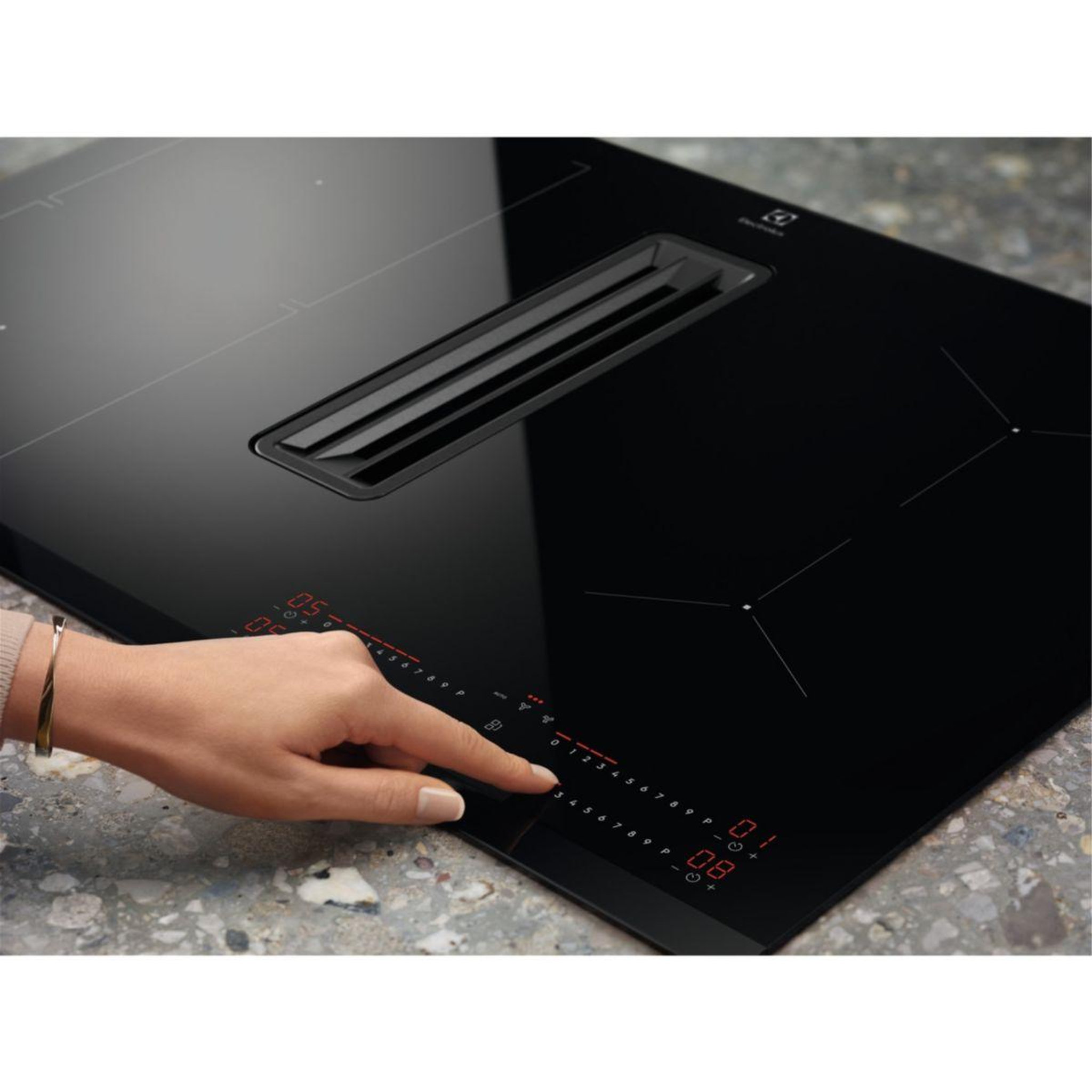 Voir la diapositive 4 : ELECTROLUX Plaque induction aspirante KCC8344 - Hotte intégrée 80cm