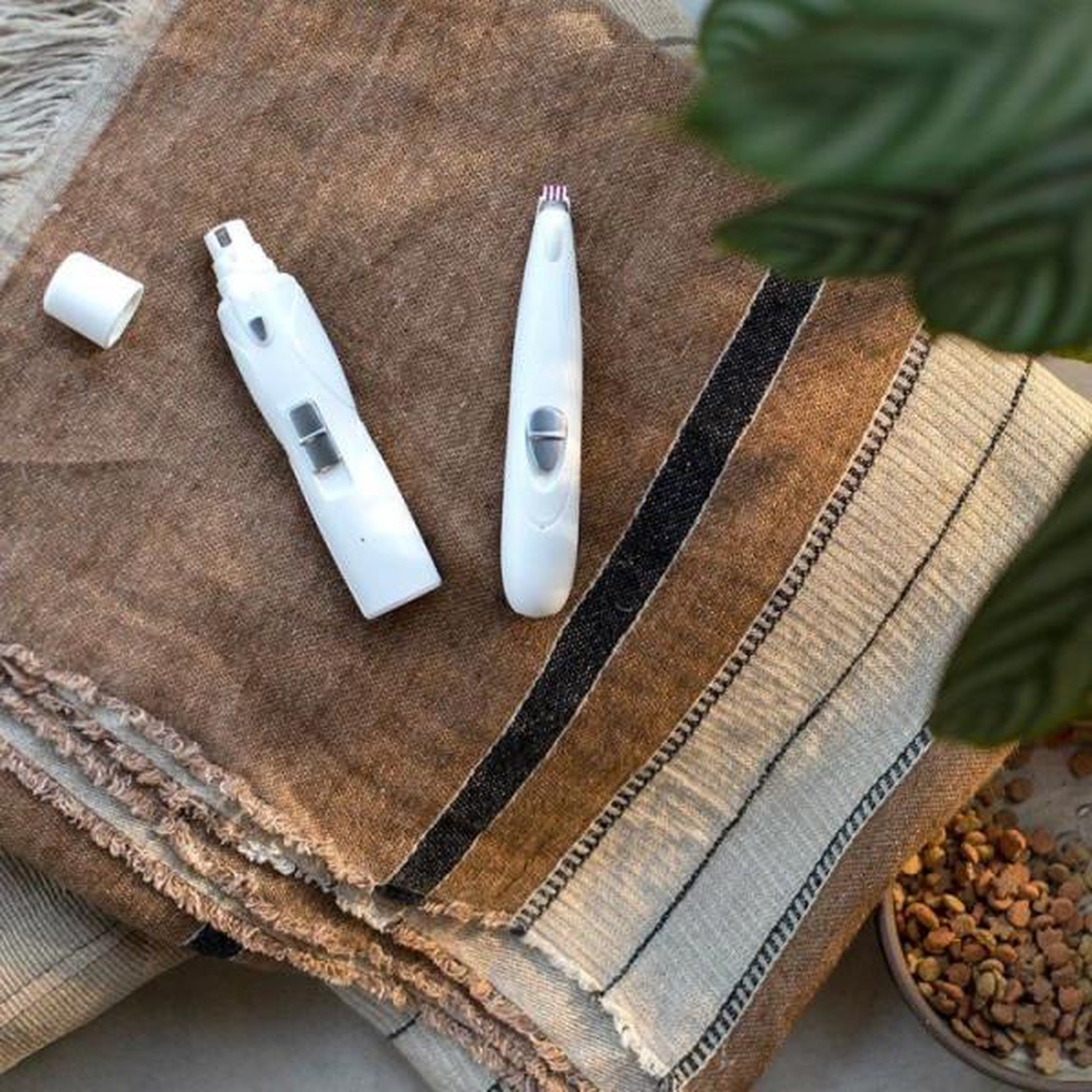 Voir la diapositive 2 : LIVOO Lime a griffes sans fil pour animaux - livoo - pet105 - 2 sens de rotation - lumiere led - autonomie 10 h