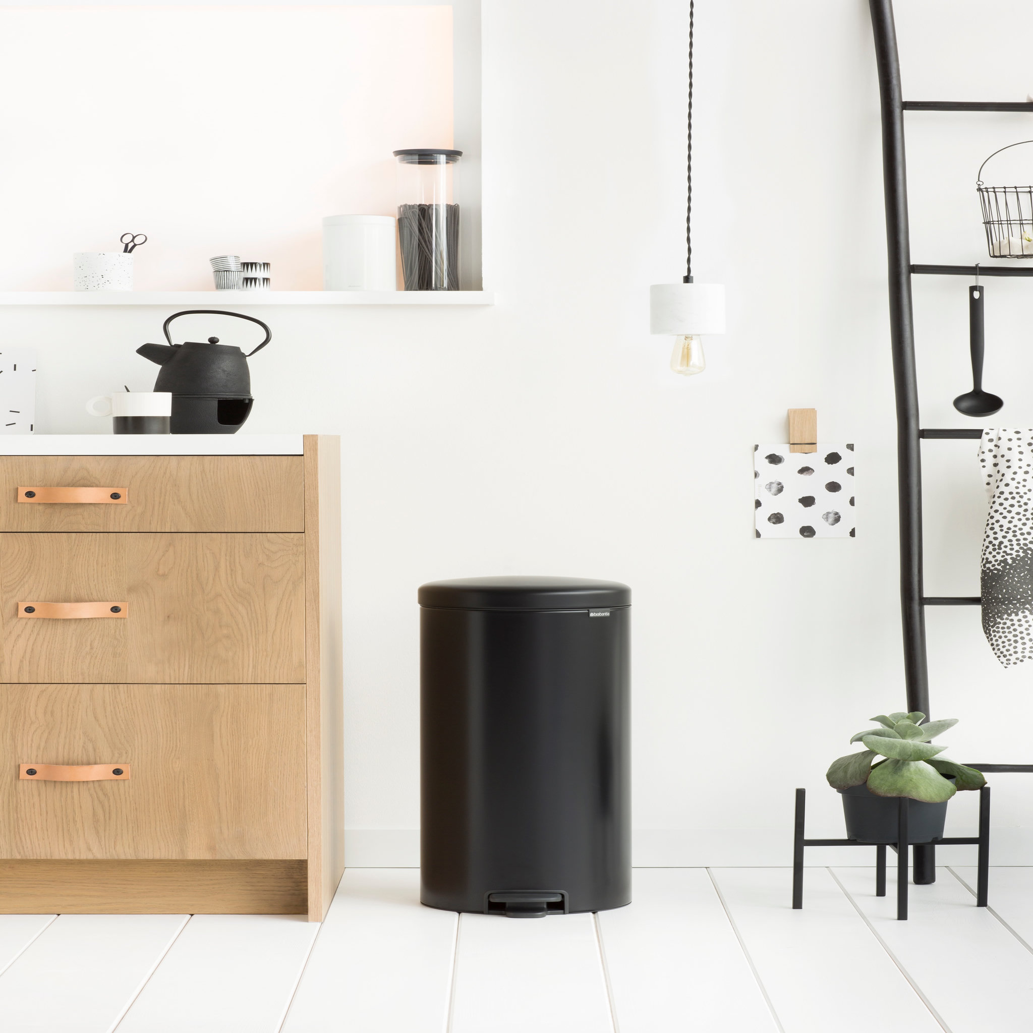 Voir la diapositive 5 : BRABANTIA Poubelle à pédale NEWICON 30 L MATT BLACK