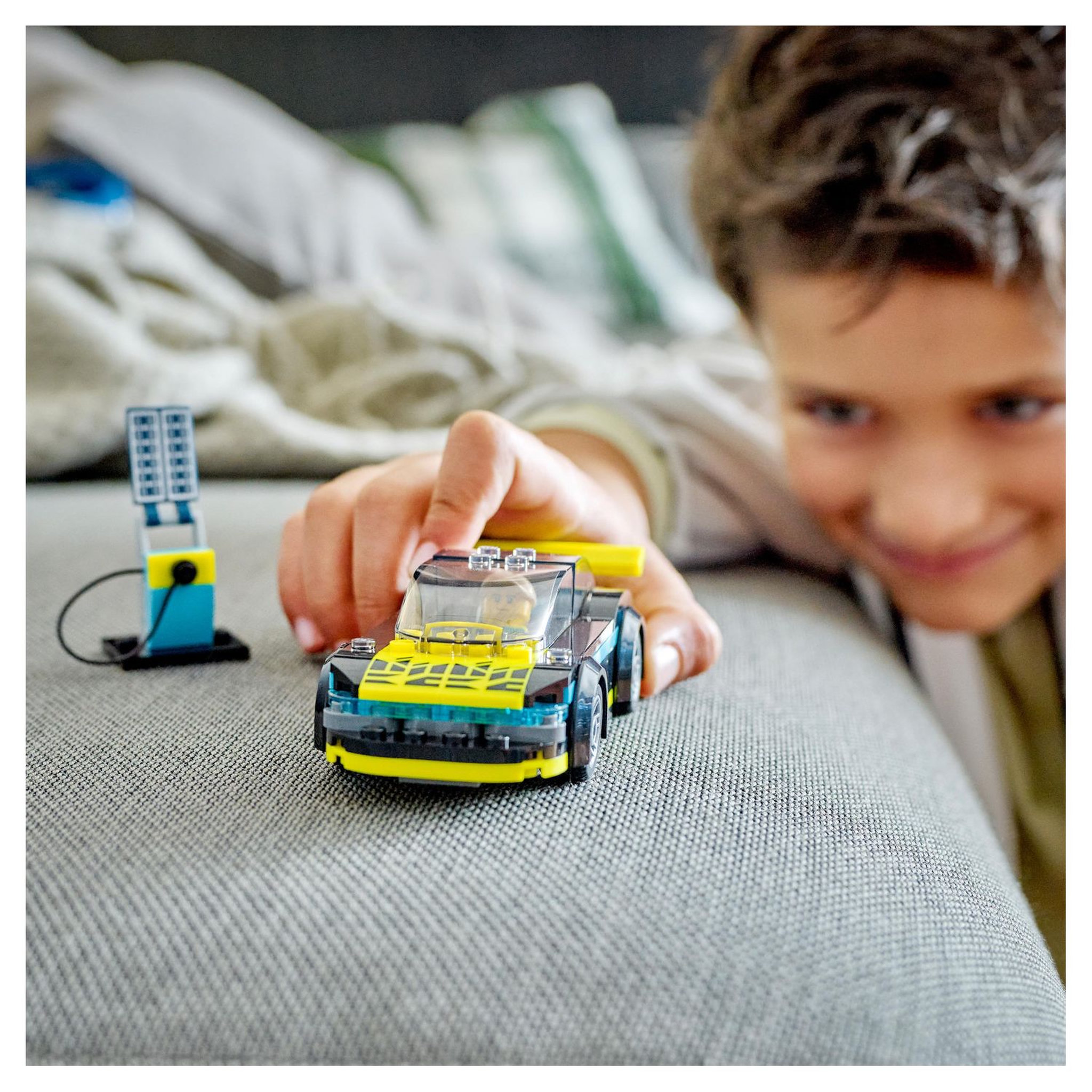 Voir la diapositive 8 : LEGO City 60383 La Voiture de Sport Électrique, Jouet pour Garçons et Filles de 5 Ans, Set de Voiture de Course