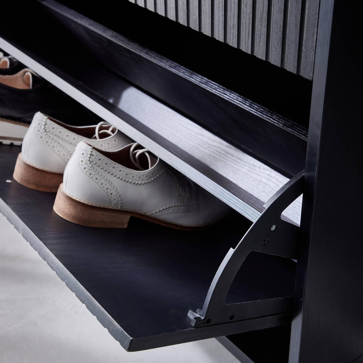 SWEEEK Meuble à chaussures 3 abattants décor bois rainuré noir style contemporain 18 paires