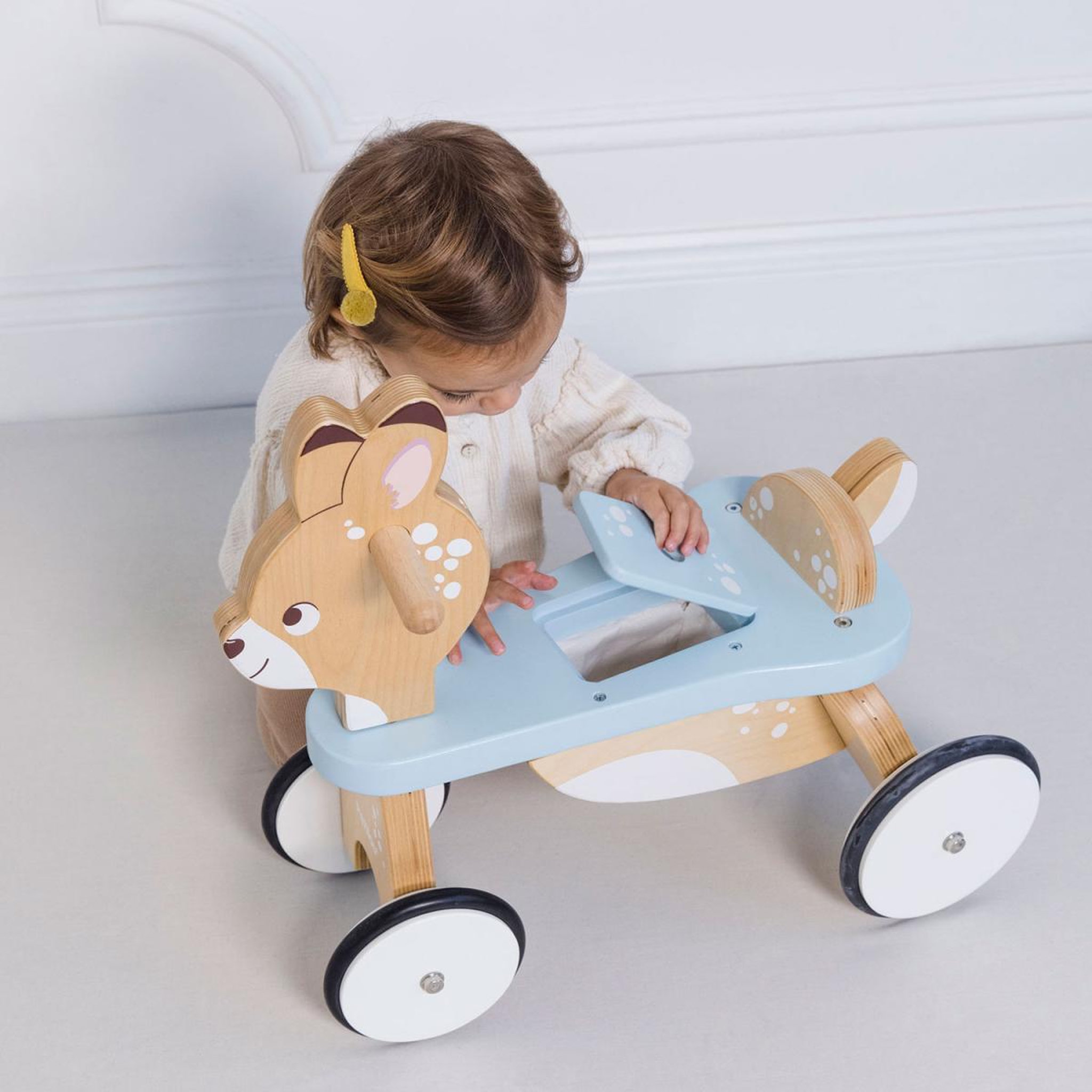 Voir la diapositive 5 : Le Toy Van Porteur en bois - cerf nature/bleu