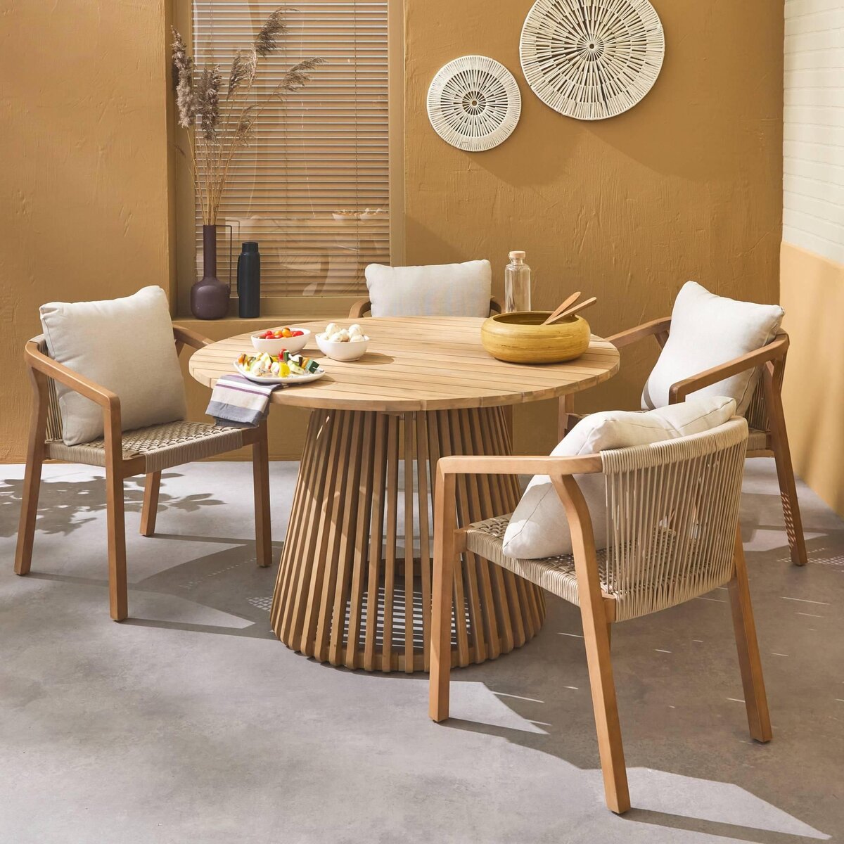 SWEEEK Table à manger ronde en bois d'acacia. 4 places. intérieur et extérieur