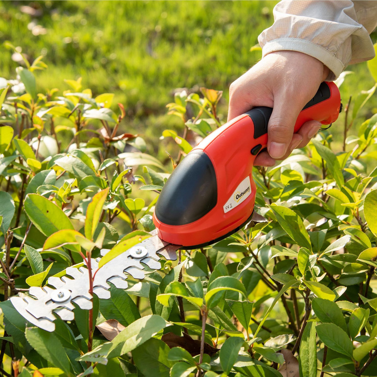 OUTSUNNY Outsunny Taille haie - mini taille haie portable avec batterie rechargeable - clé de sécurité, 2 lames - vitesse à vide 1100 tr/min - acier ABS rouge noir