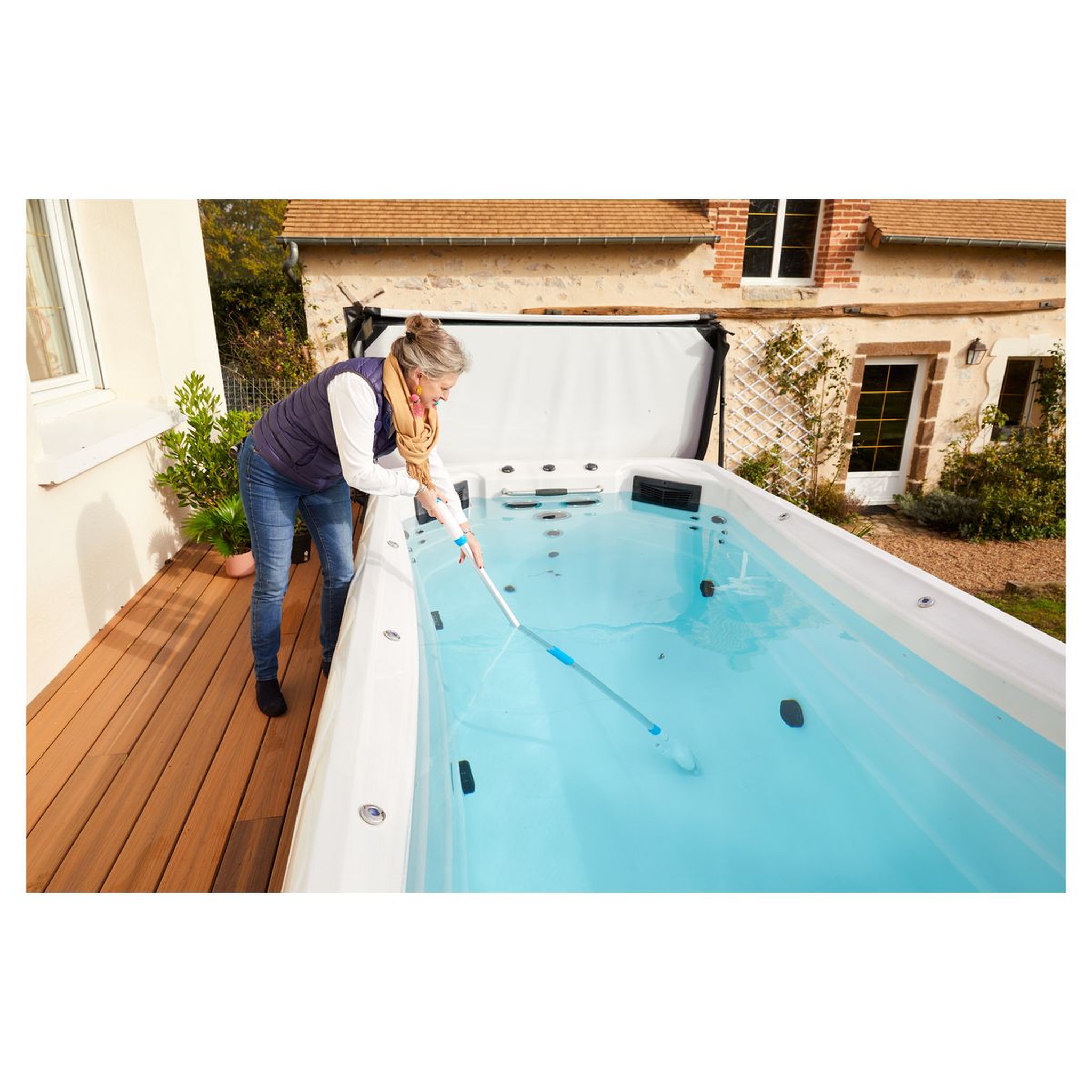 Voir la diapositive 2 : Aspirateur spa sur batterie et manche téléscopique