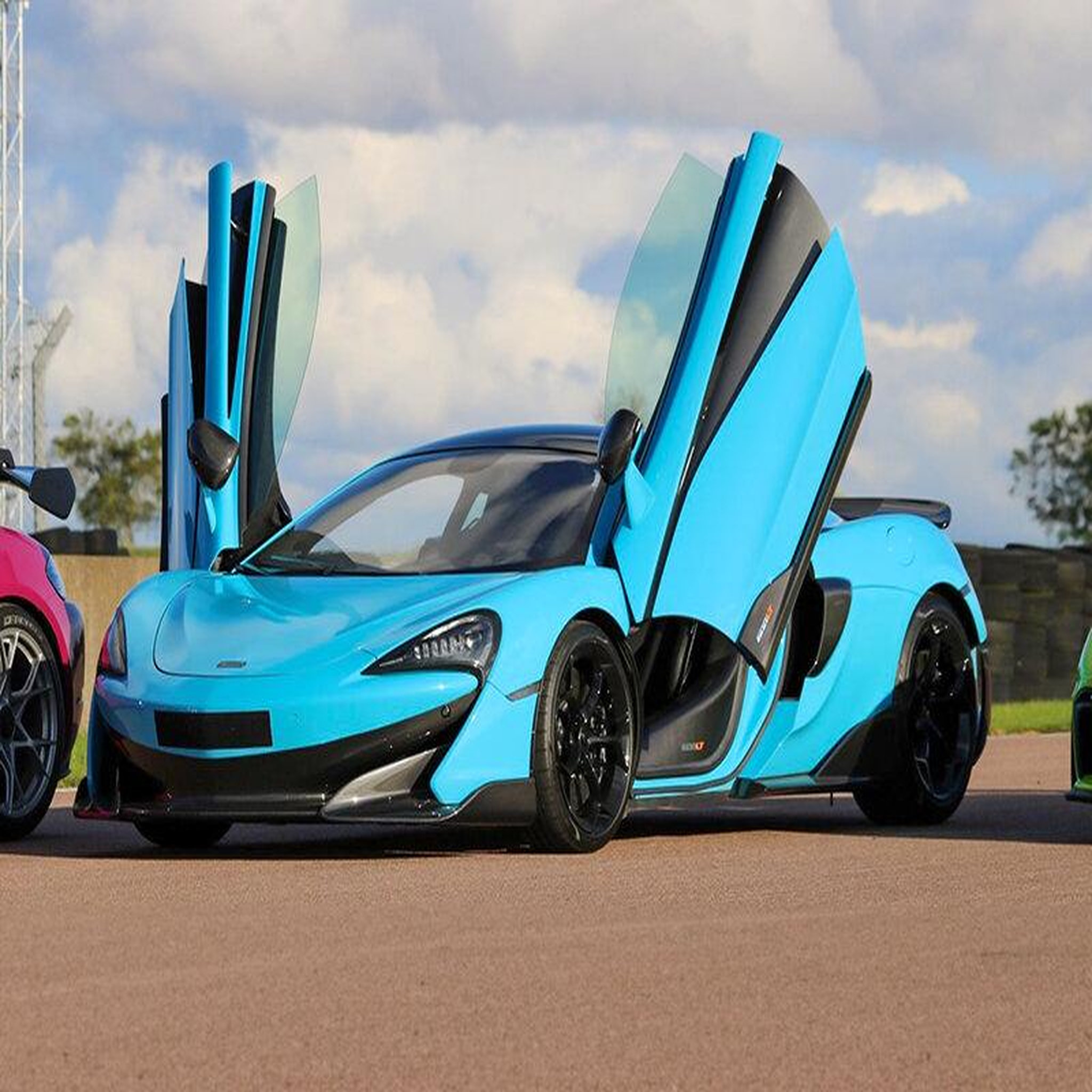 Voir la diapositive 2 : Smartbox Stage de pilotage : 2 tours sur le circuit de Saint-Laurent-de-Mure en McLaren 600LT - Coffret Cadeau Sport & Aventure