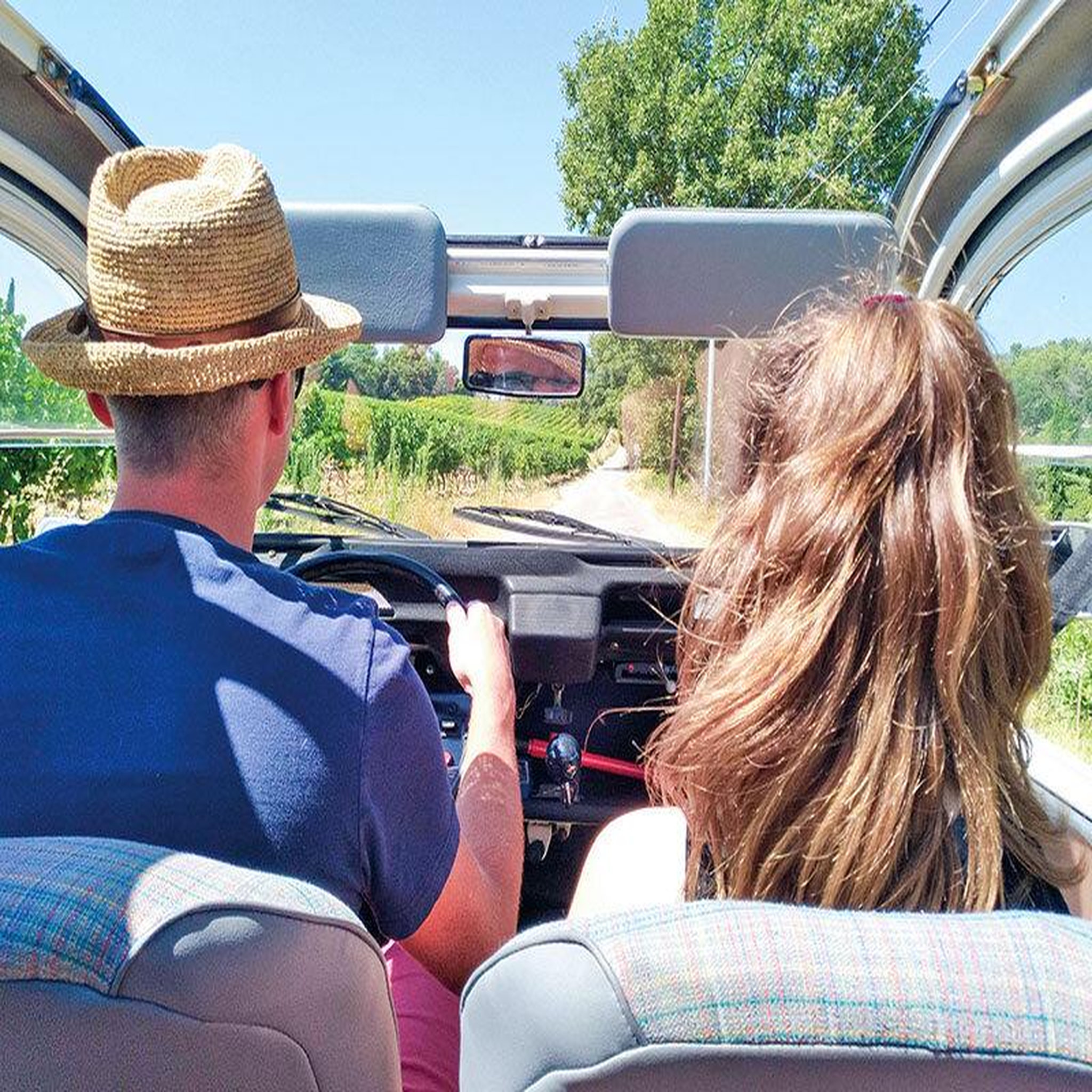 Voir la diapositive 3 : Smartbox Balade en 2 cv et visite des carrières d'ocre en duo dans le vaucluse - coffret cadeau sport & aventure