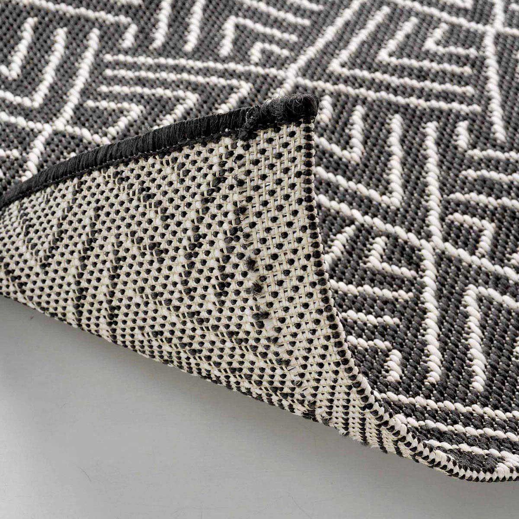 Voir la diapositive 3 : Douceur d'Intérieur Tapis tissé déco  aztek  80x150cm noir