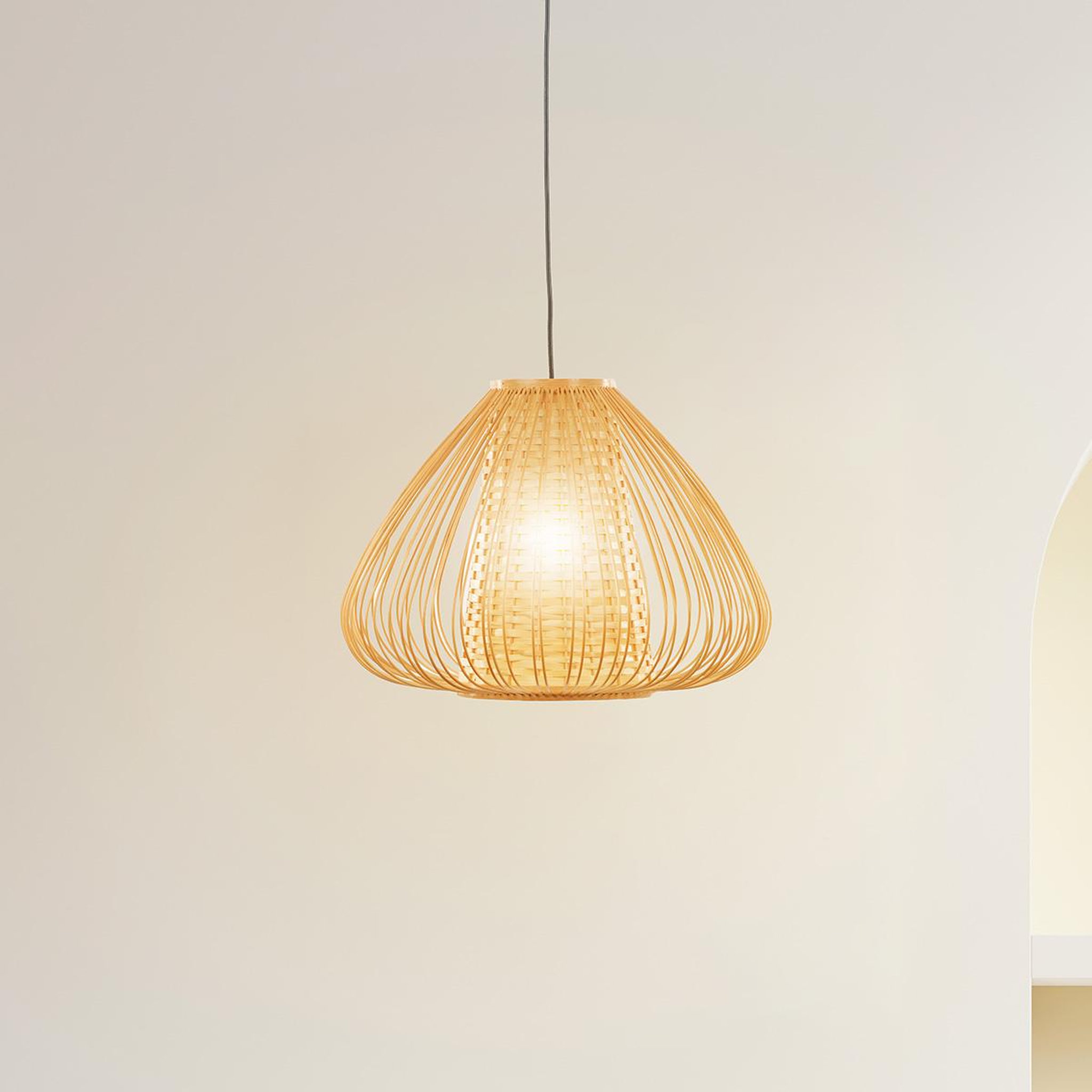 Voir la diapositive 4 : MAISON AUBERTIN Suspension poire rotin naturel