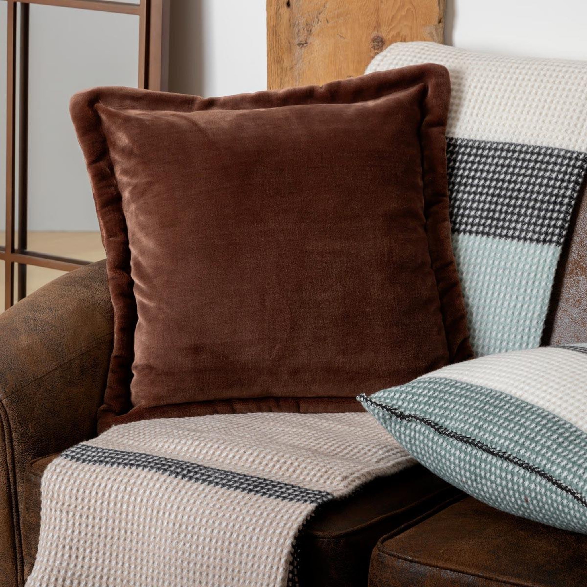 Voir la diapositive 4 : ATMOSPHERA Coussin déco flanelle  cuddly  53x53cm marron