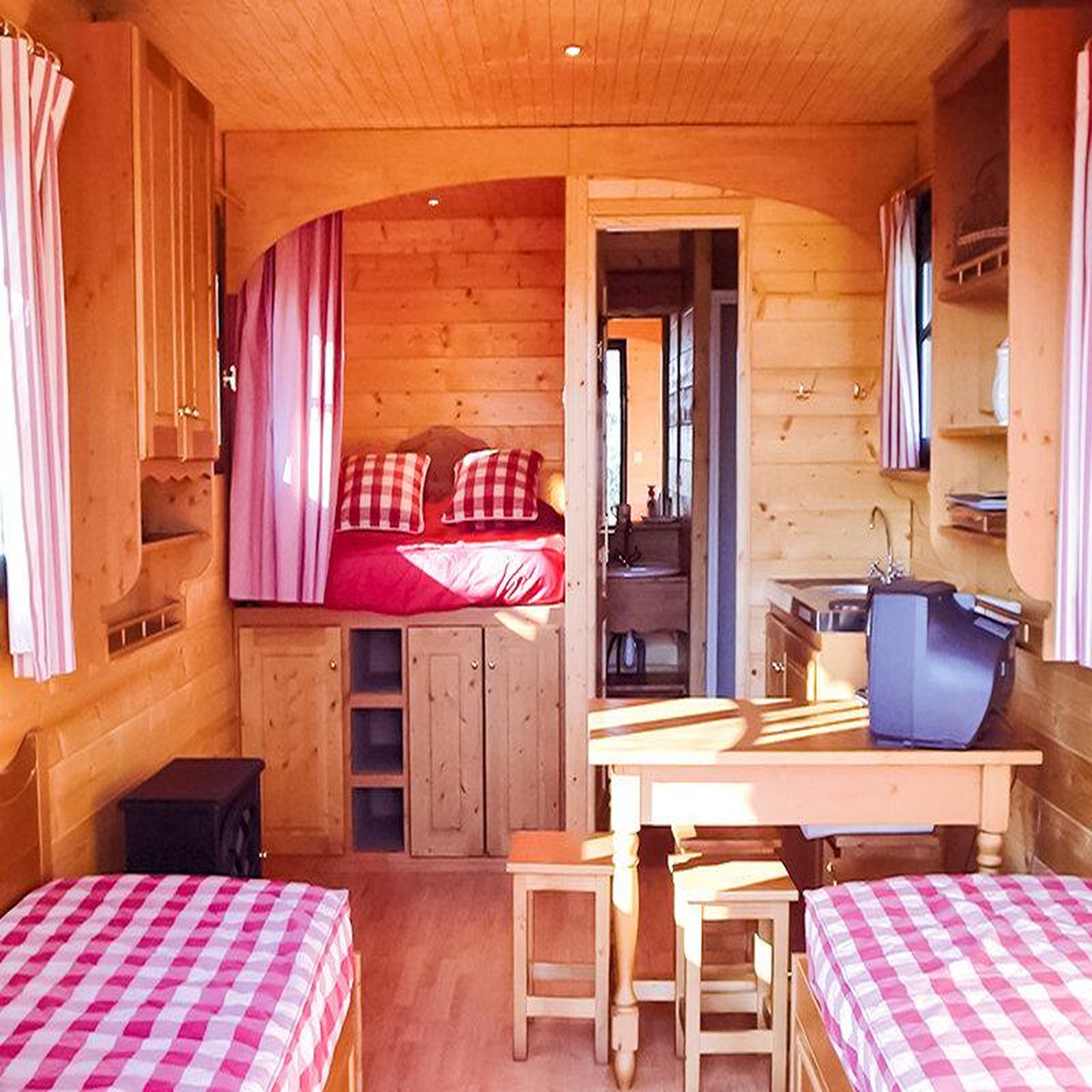 Voir la diapositive 3 : Smartbox Séjour de 3 jours en pod ou roulotte en ardèche - coffret cadeau séjour