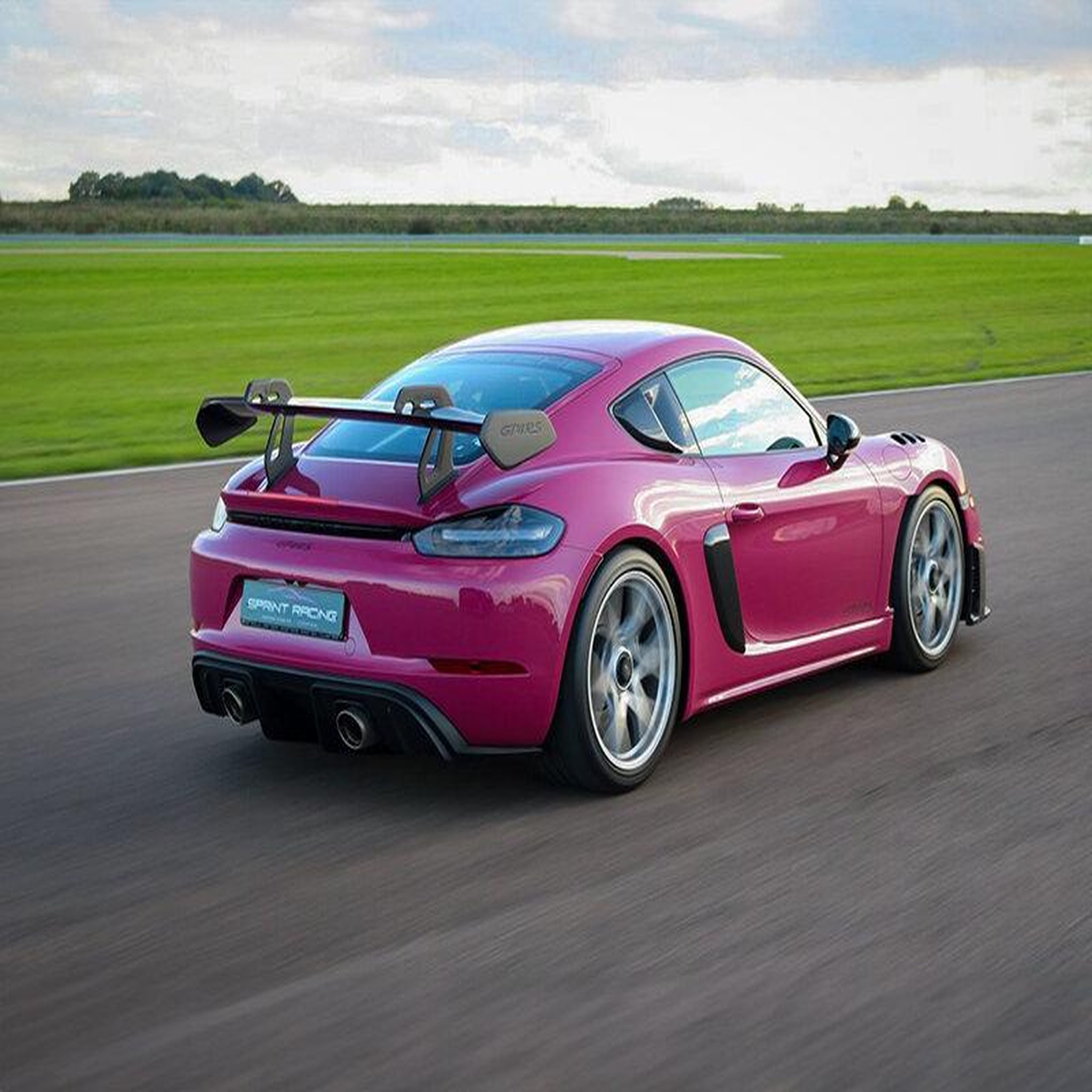 Voir la diapositive 3 : Smartbox Stage de pilotage : 5 tours sur le circuit de la ferté-gaucher en porsche cayman 718 gt4 rs - coffret cadeau sport & aventure