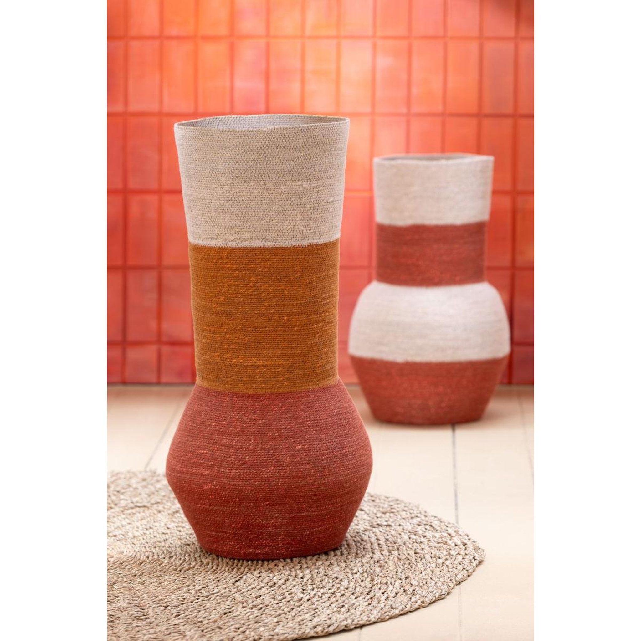 Voir la diapositive 4 : J-LINE Vase déco en jonc  rayures  52cm naturel & terracotta