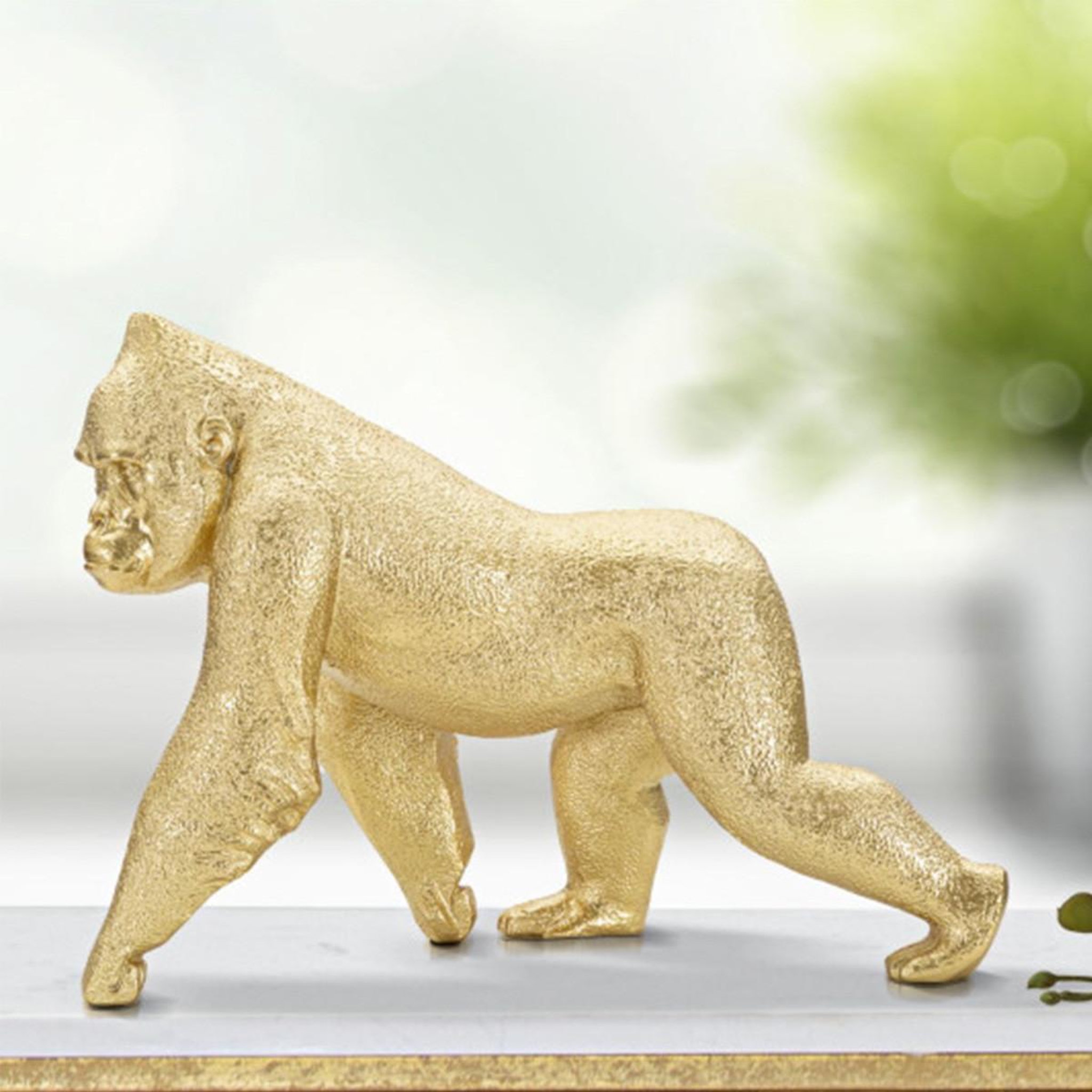 Voir la diapositive 5 : Paris Prix Statuette design en résine  gorille  29cm or