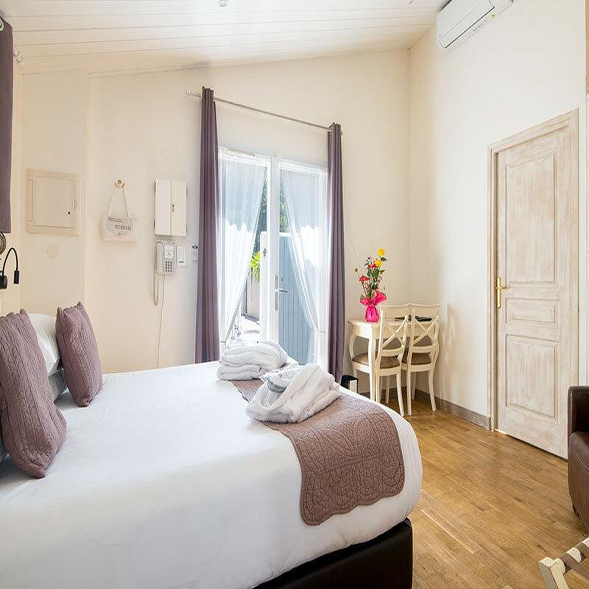 Voir la diapositive 2 : Smartbox 2 jours avec dîner, accès au spa et séance de fauteuil massant dans un hôtel 4* sur l'île de ré - coffret cadeau séjour