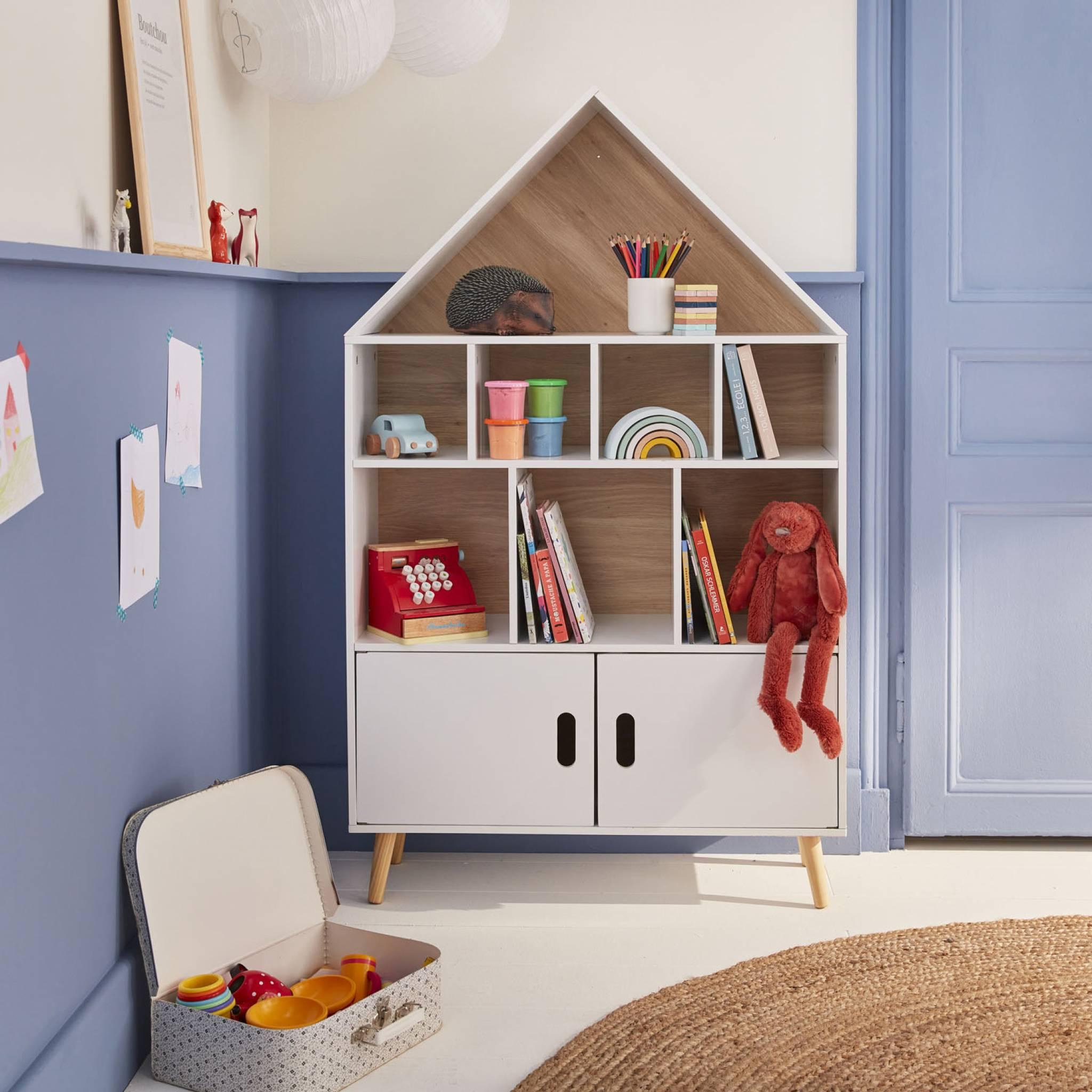 Voir la diapositive 3 : SWEEEK Etagère bibliothèque maison pour enfant - Tobias- Bois massif en pin naturel blanc - 3 niveaux. 8 compartiments. 2 portes