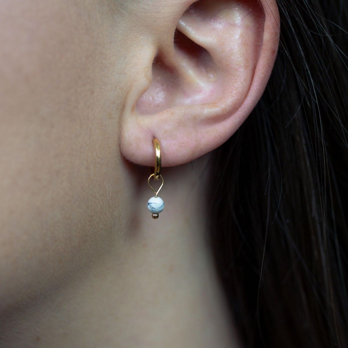 SLOYA Boucles d'oreilles créoles Serena en pierres Howlite