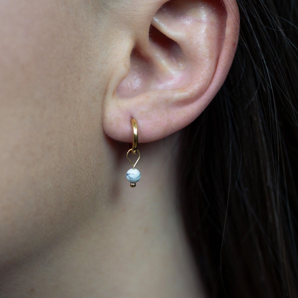 SLOYA Boucles d'oreilles créoles Serena en pierres Howlite