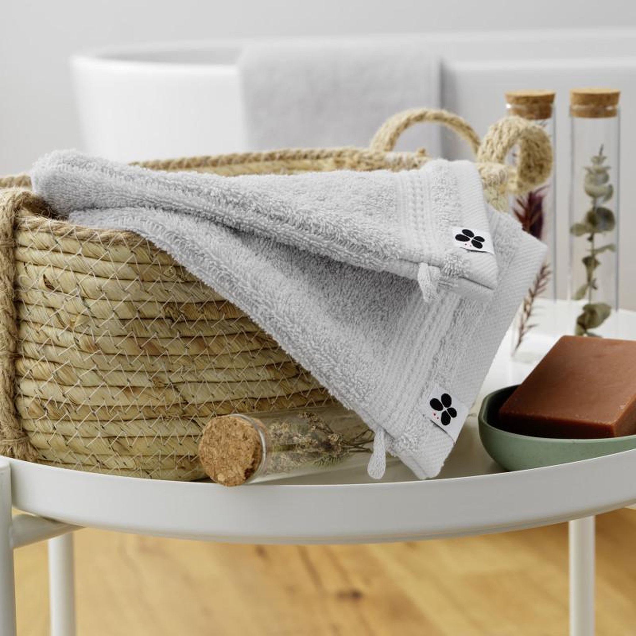 Voir la diapositive 2 : L EFFET PAPILLON Lot de 2 gants de toilette  Garance  15 x 21 cm / 100% Coton Bio / 600 gr/m² l'Effet Papillon -  - Lot de 2 Gants de toilette 15 x 21 cm