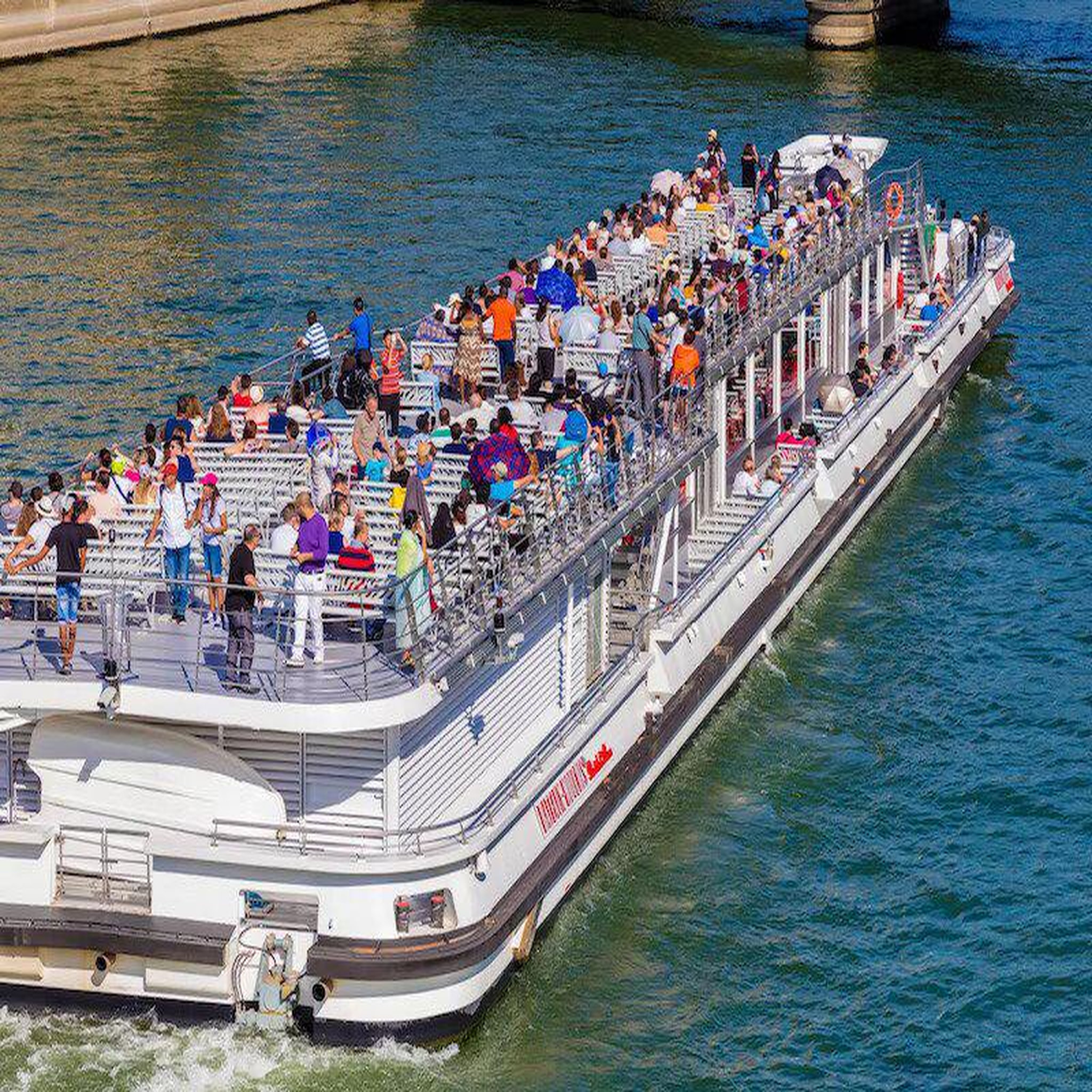 Voir la diapositive 4 : Smartbox Croisière sur la seine en bateau-mouche en famille pour 2 adultes et 1 enfant - coffret cadeau sport & aventure