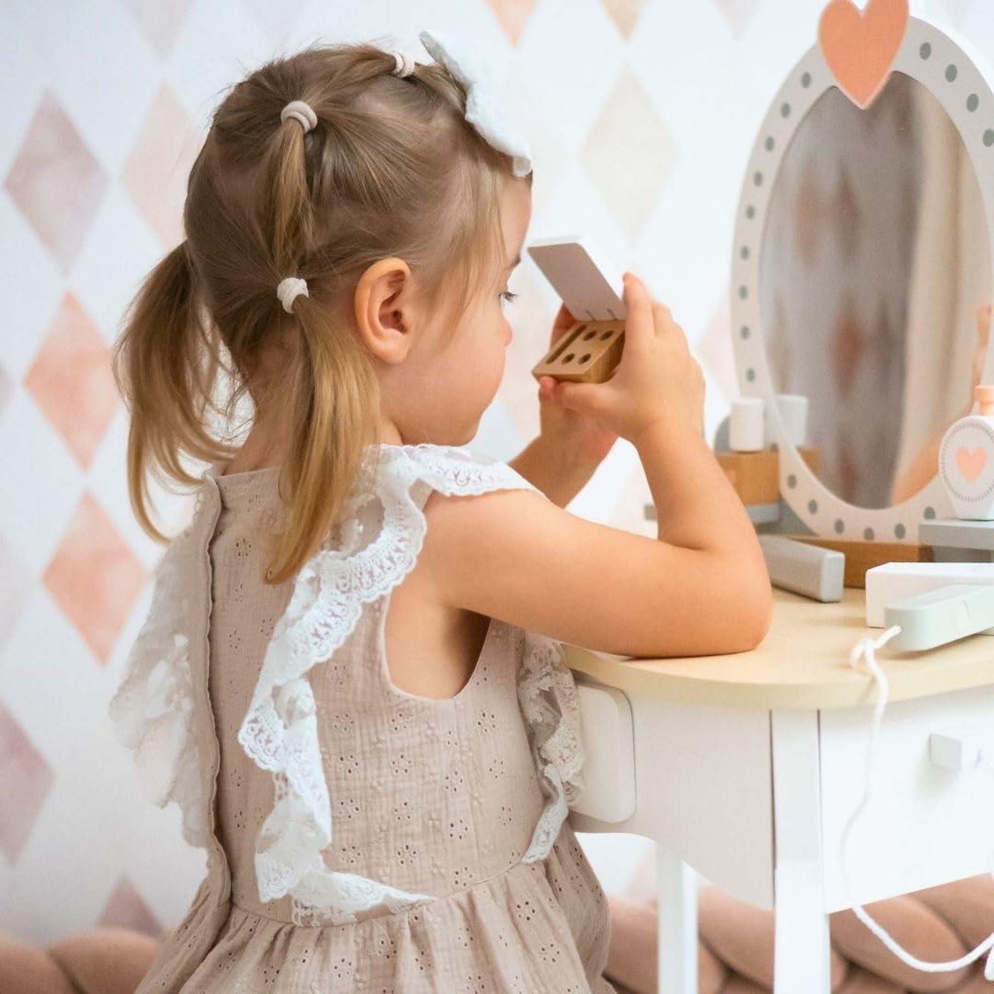 Voir la diapositive 2 : MAMABRUM Jouet D'imitation Coiffeuse Enfant en Bois Mamabrum, Miroir Tabouret et Accessoires