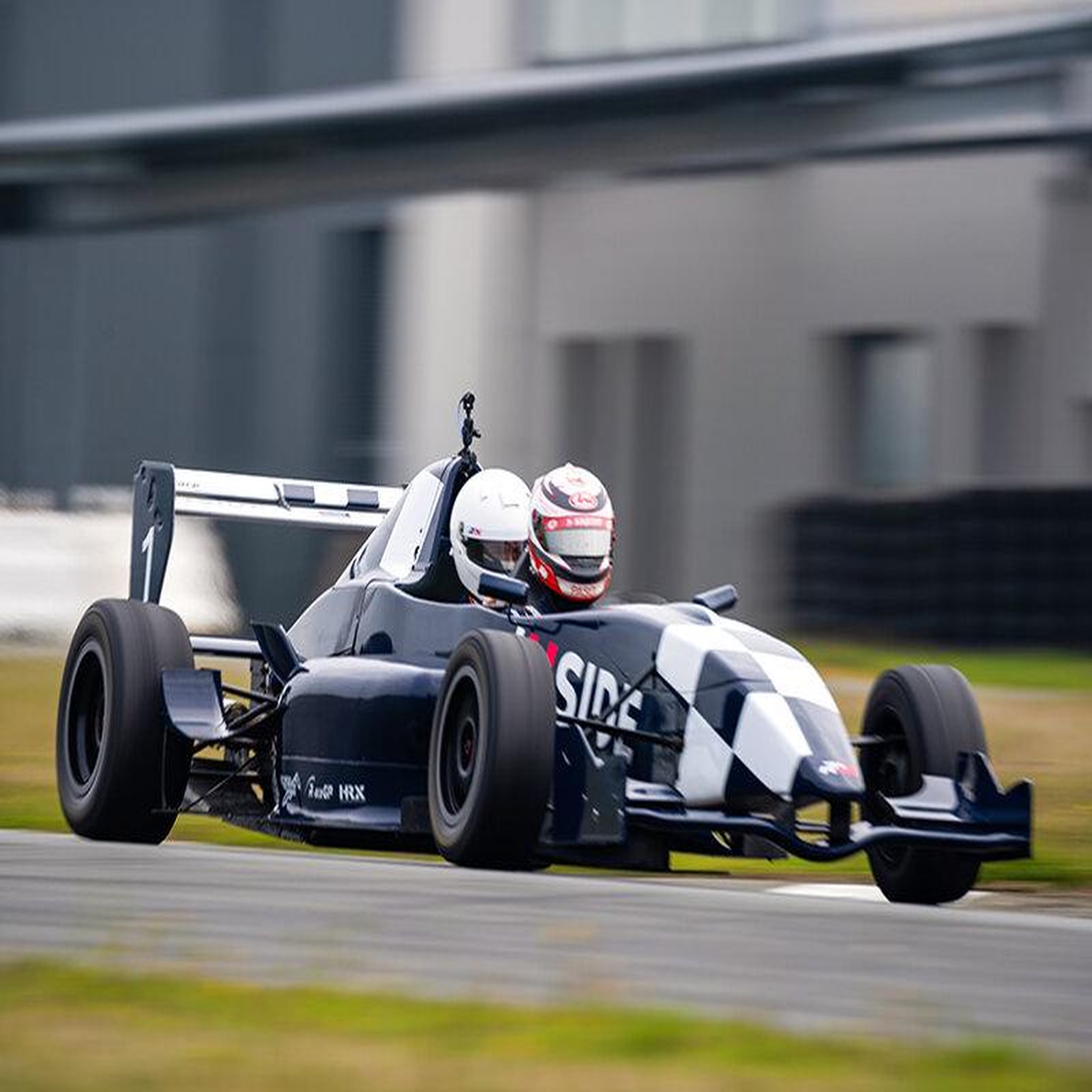 Voir la diapositive 3 : Smartbox Stage de pilotage : 10 tours en Formule Renault 2.0 - Coffret Cadeau Sport & Aventure