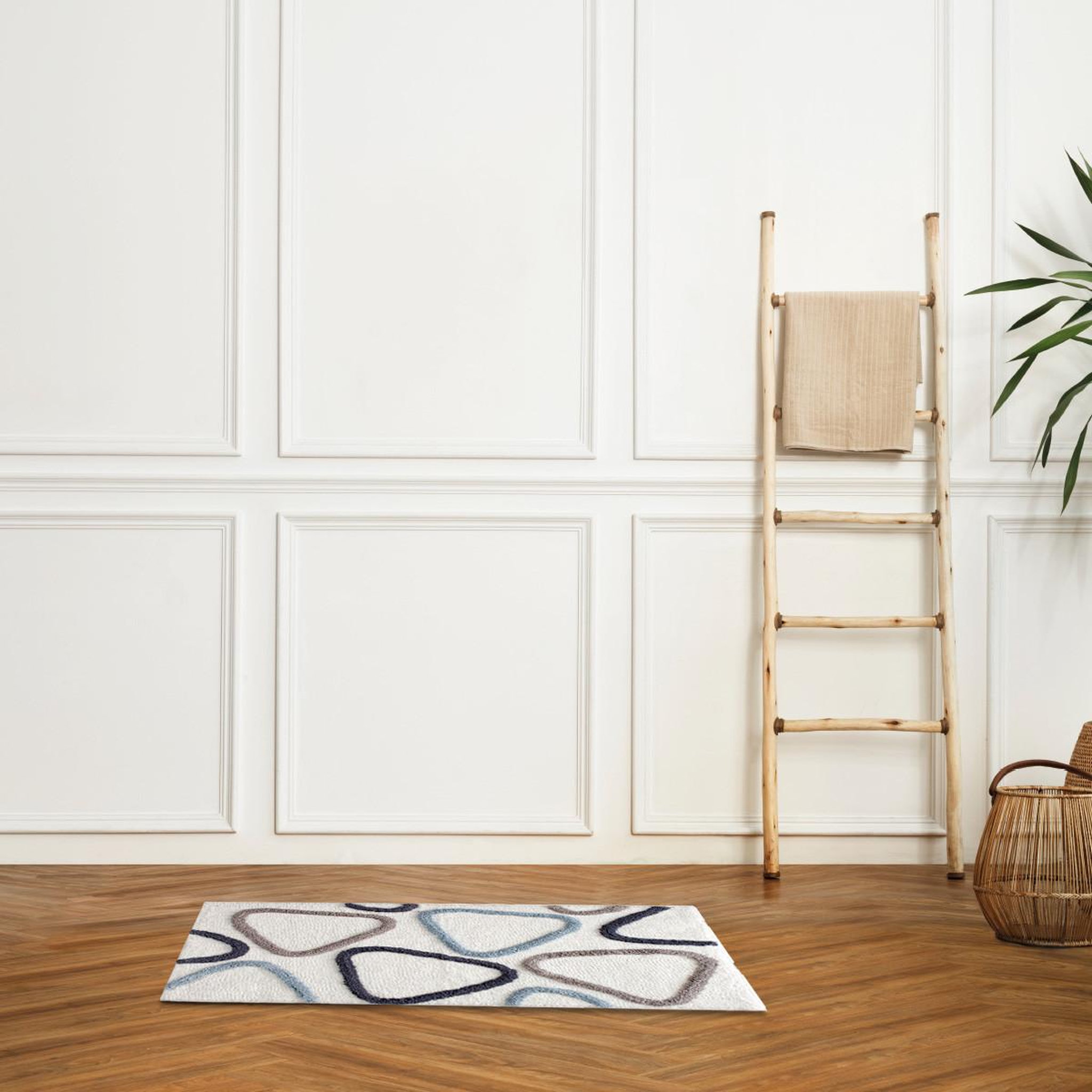 Voir la diapositive 2 : GUY LEVASSEUR Tapis de bain triangle en coton tufté 50x80cm