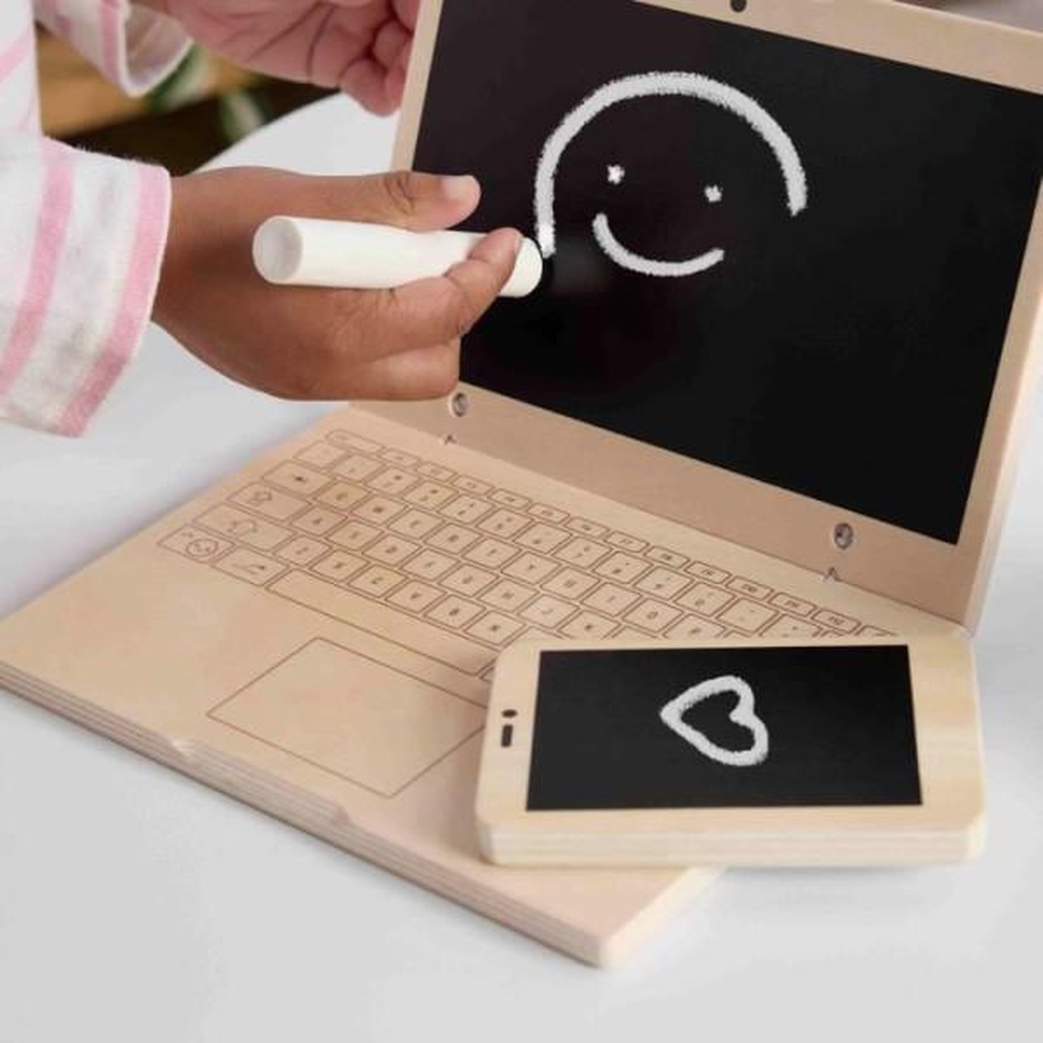 Voir la diapositive 2 : FISHER PRICE FISHER-PRICE Set de télétravail en Bois, 9 éléments avec ordinateur portable et téléphone en bois HXV11