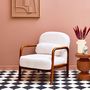 Voir la diapositive 2 : SWEEEK Fauteuil scandinave bois d'hévéa teinté noyer clair et tissu fausse fourrure