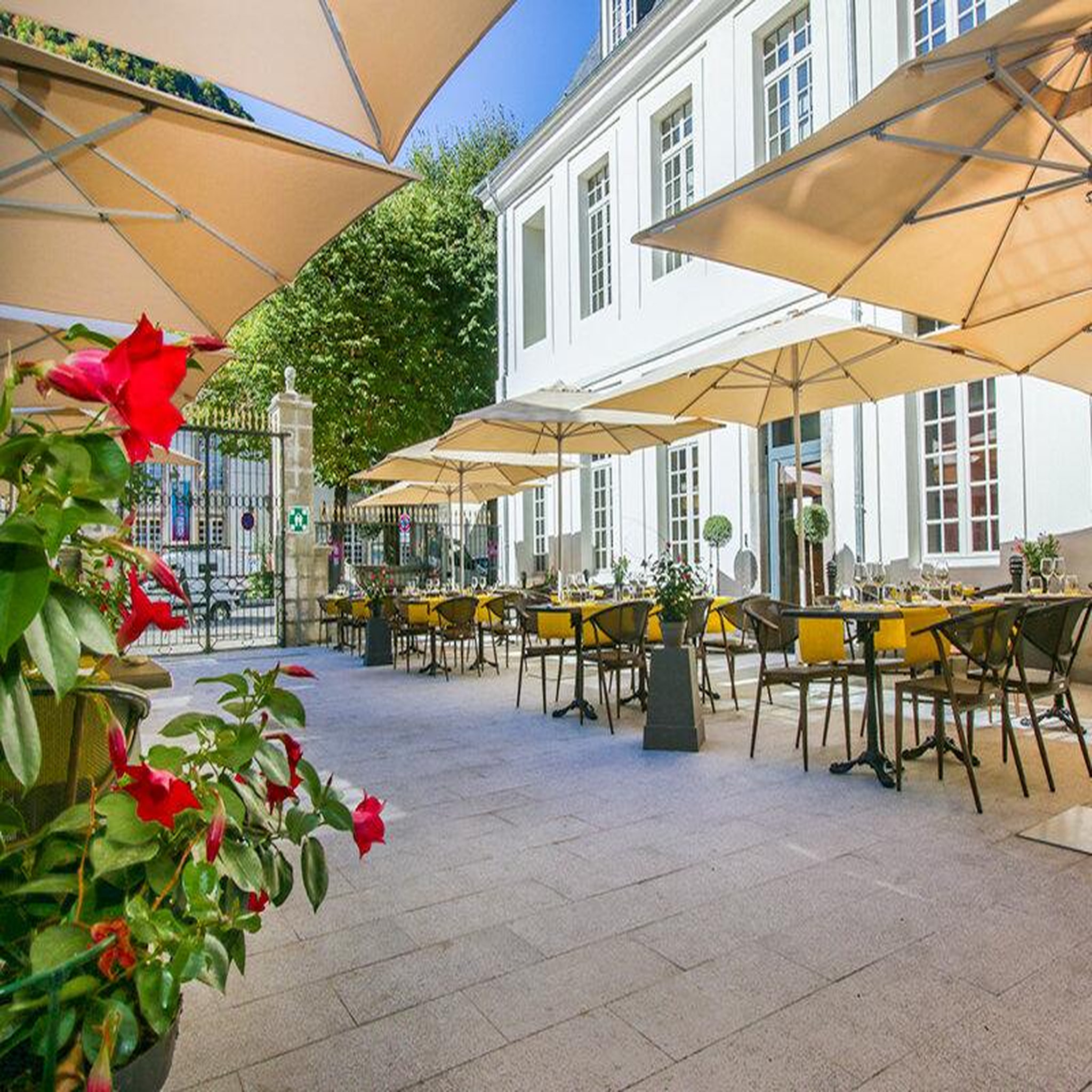 Voir la diapositive 5 : Smartbox Séjour de 3 jours à bagnères-de-luchon avec champagne en hôtel 4* - coffret cadeau séjour