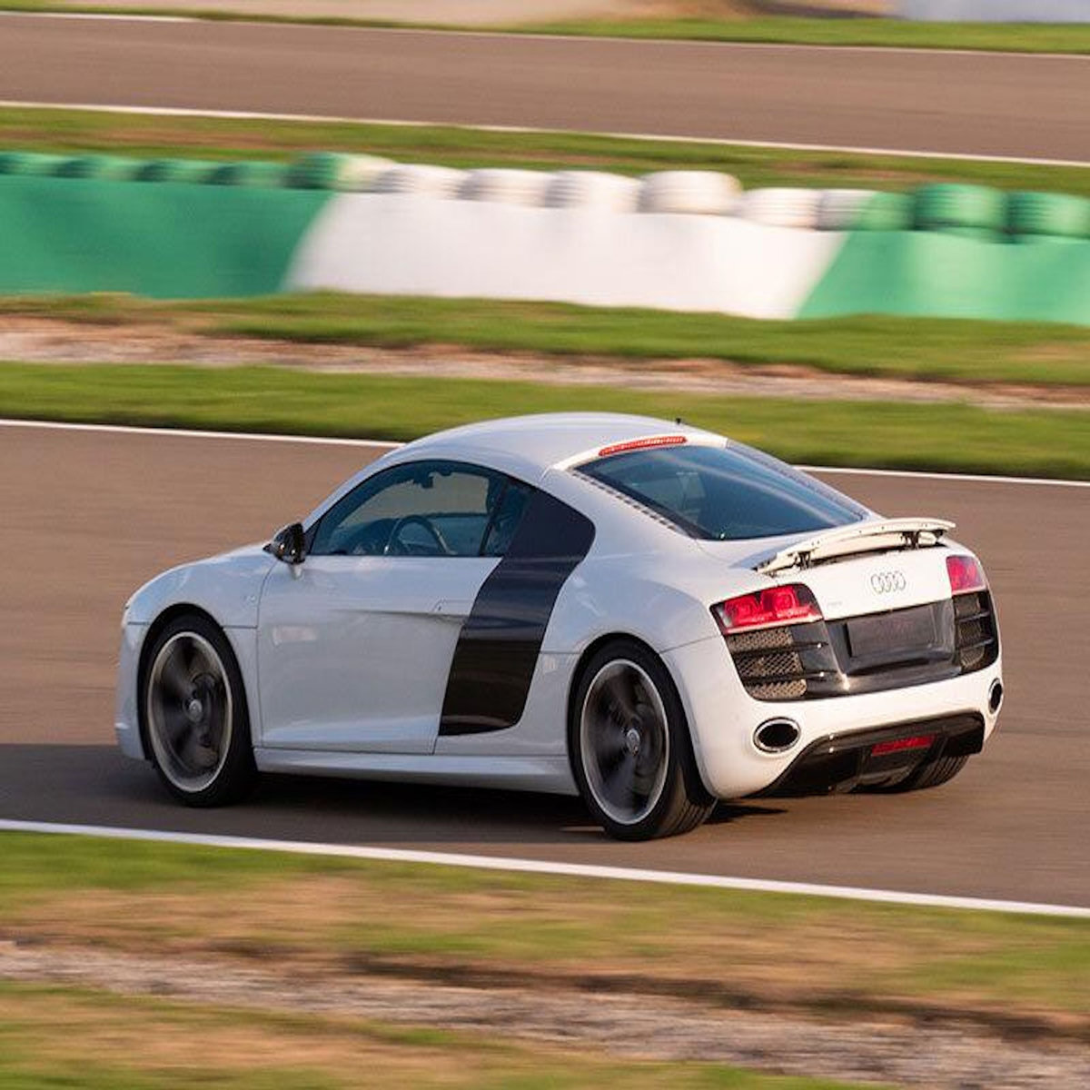 Smartbox Stage de pilotage : 5 tours sur le circuit de La Ferté-Gaucher en Audi R8 V10 - Coffret Cadeau Sport & Aventure