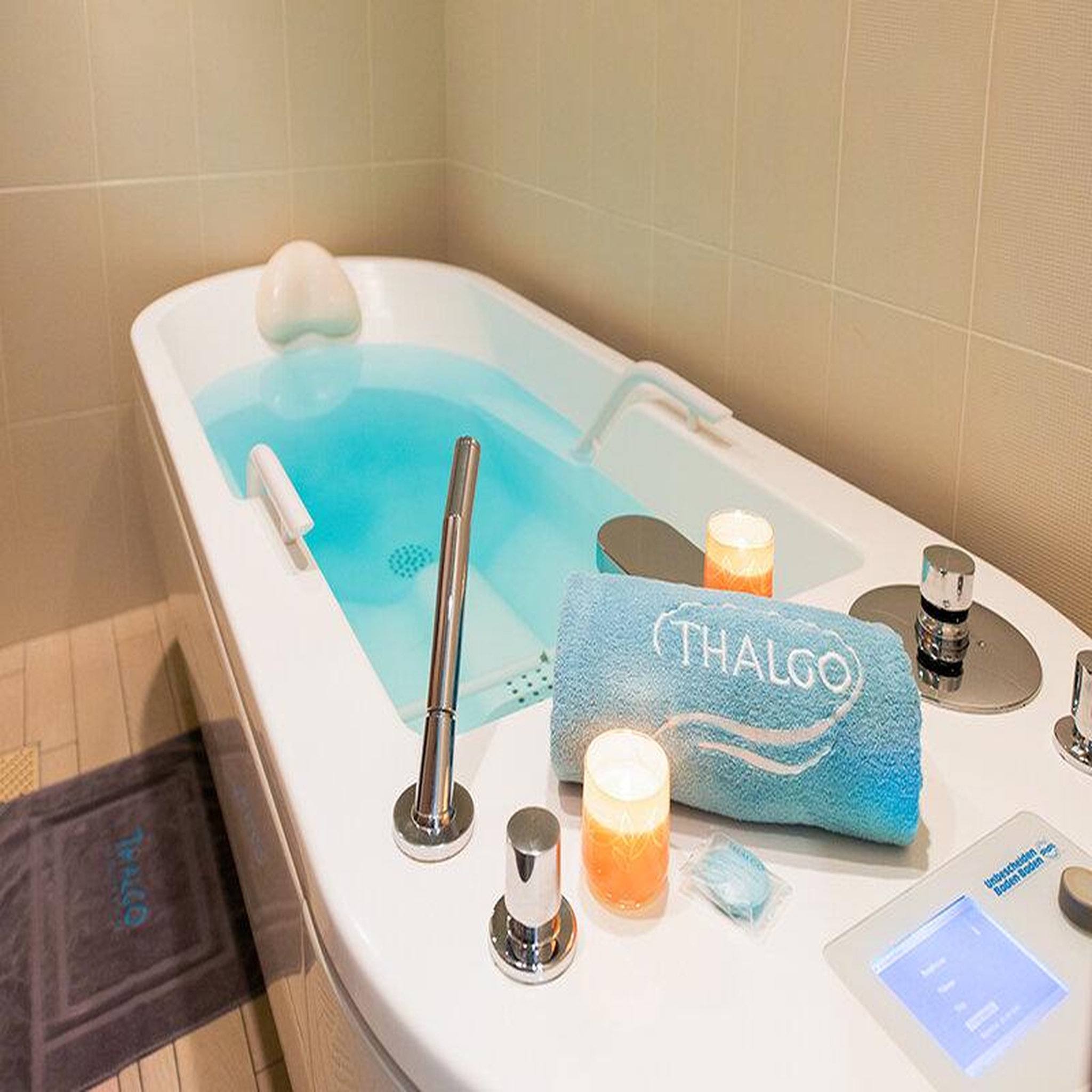 Voir la diapositive 4 : Smartbox Parenthèse détente près de fréjus avec soins, accès à la piscine et séance de hammam - coffret cadeau bien-être