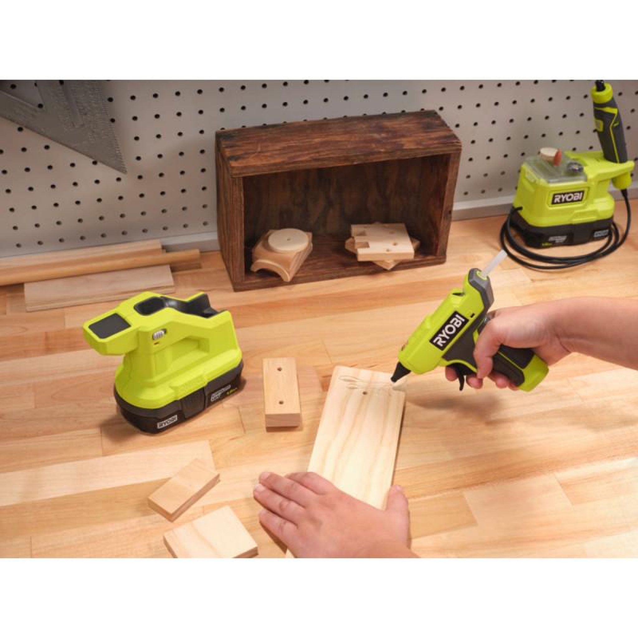 Voir la diapositive 4 : Ryobi Pack ryobi pistolet à colle 18v one+ rglm18-0 - 1 batterie 2.0ah - 1 chargeur rapide