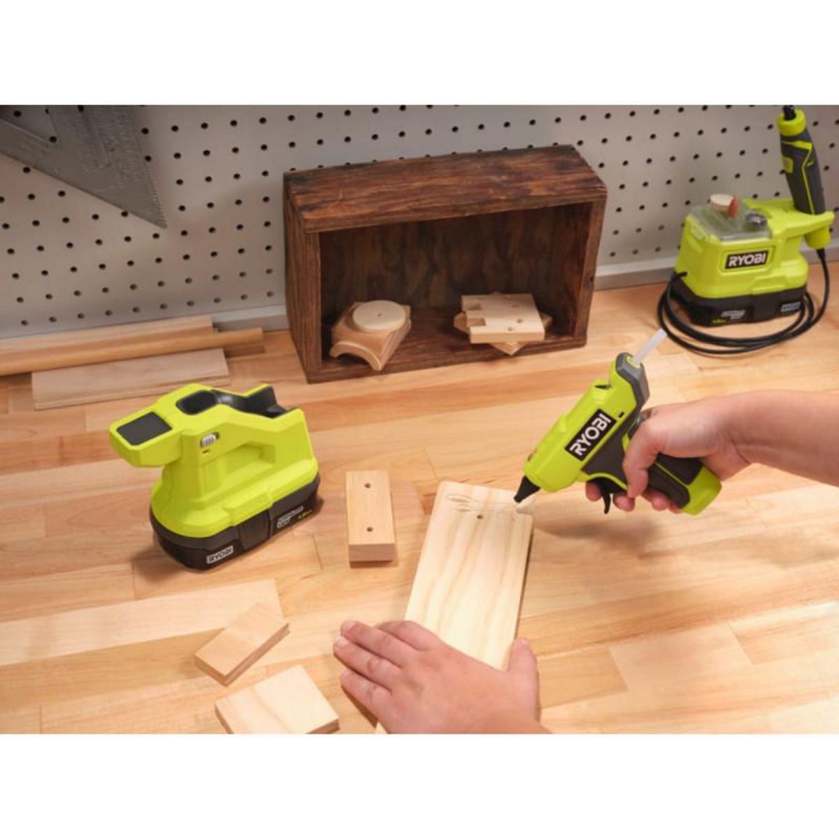 Ryobi Pack RYOBI Pistolet à colle 18V One+ RGLM18-0 - 1 batterie 2.0Ah - 1 chargeur rapide