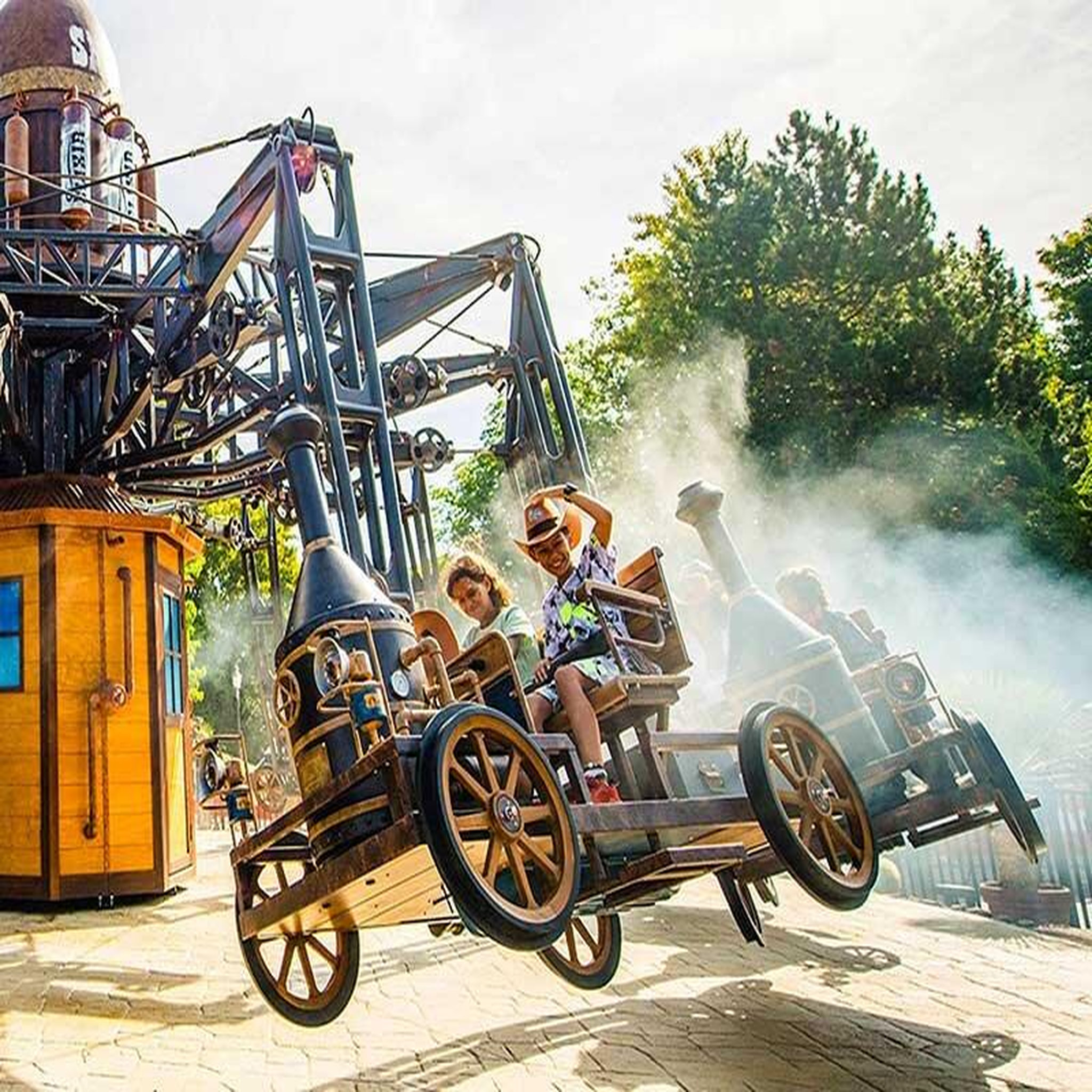 Voir la diapositive 2 : Smartbox Entrée à Walibi Belgium en 2025 pour 1 adulte et 1 enfant - Coffret Cadeau Sport & Aventure