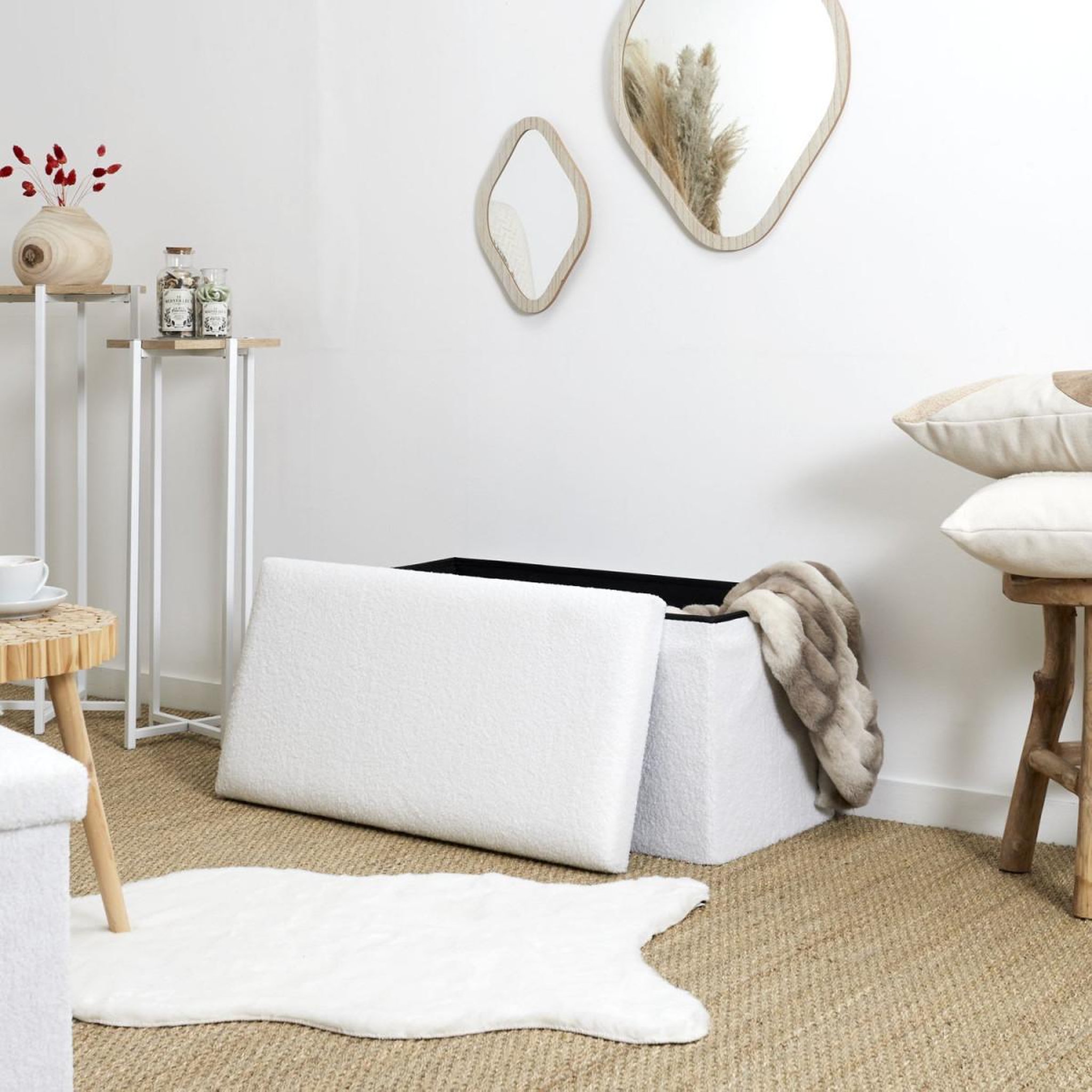 Voir la diapositive 4 : The Home Deco Factory Banc coffre pliable  bouclette  76cm blanc