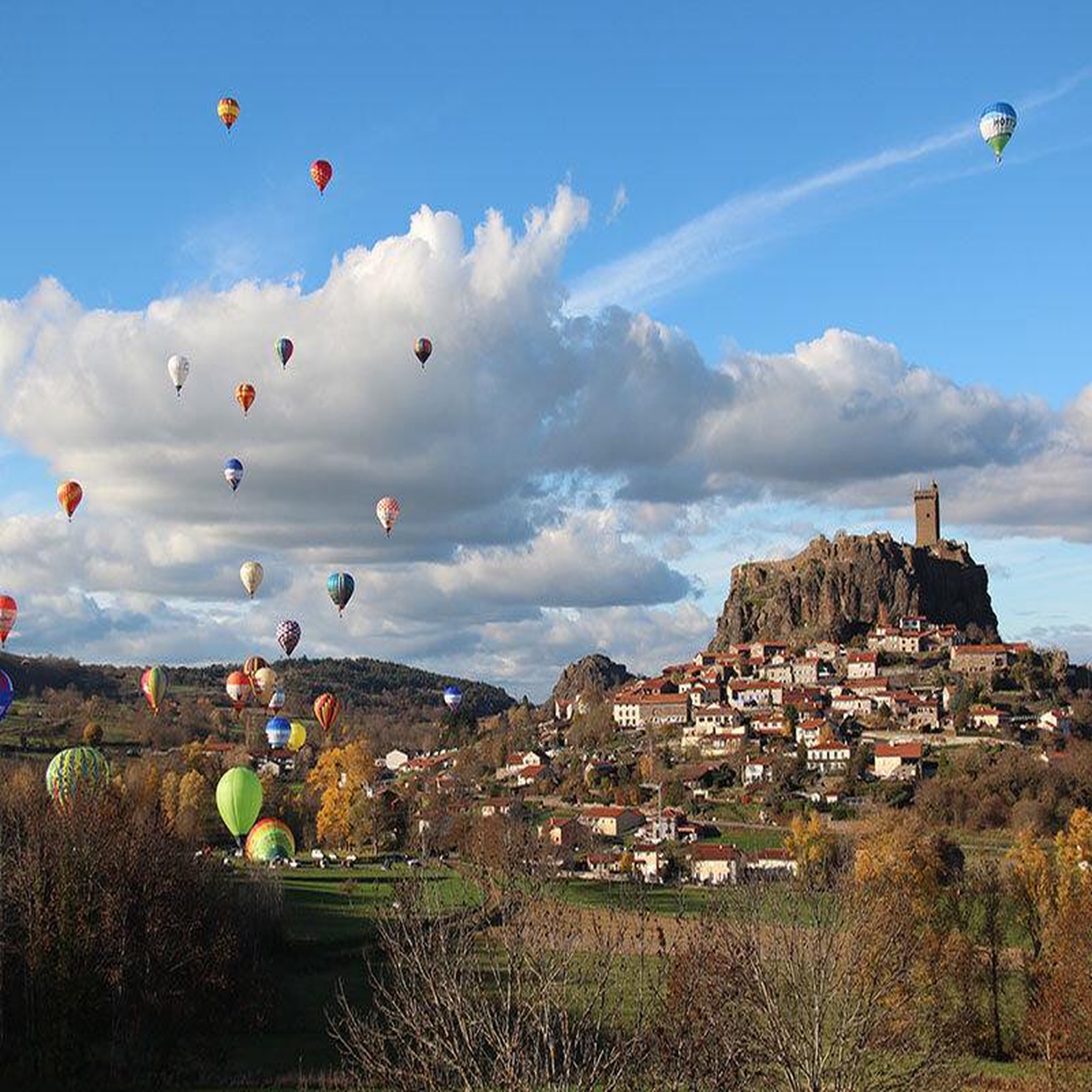 Voir la diapositive 4 : Smartbox Vol en montgolfière pour 2 personnes près du puy-en-velay - coffret cadeau sport & aventure
