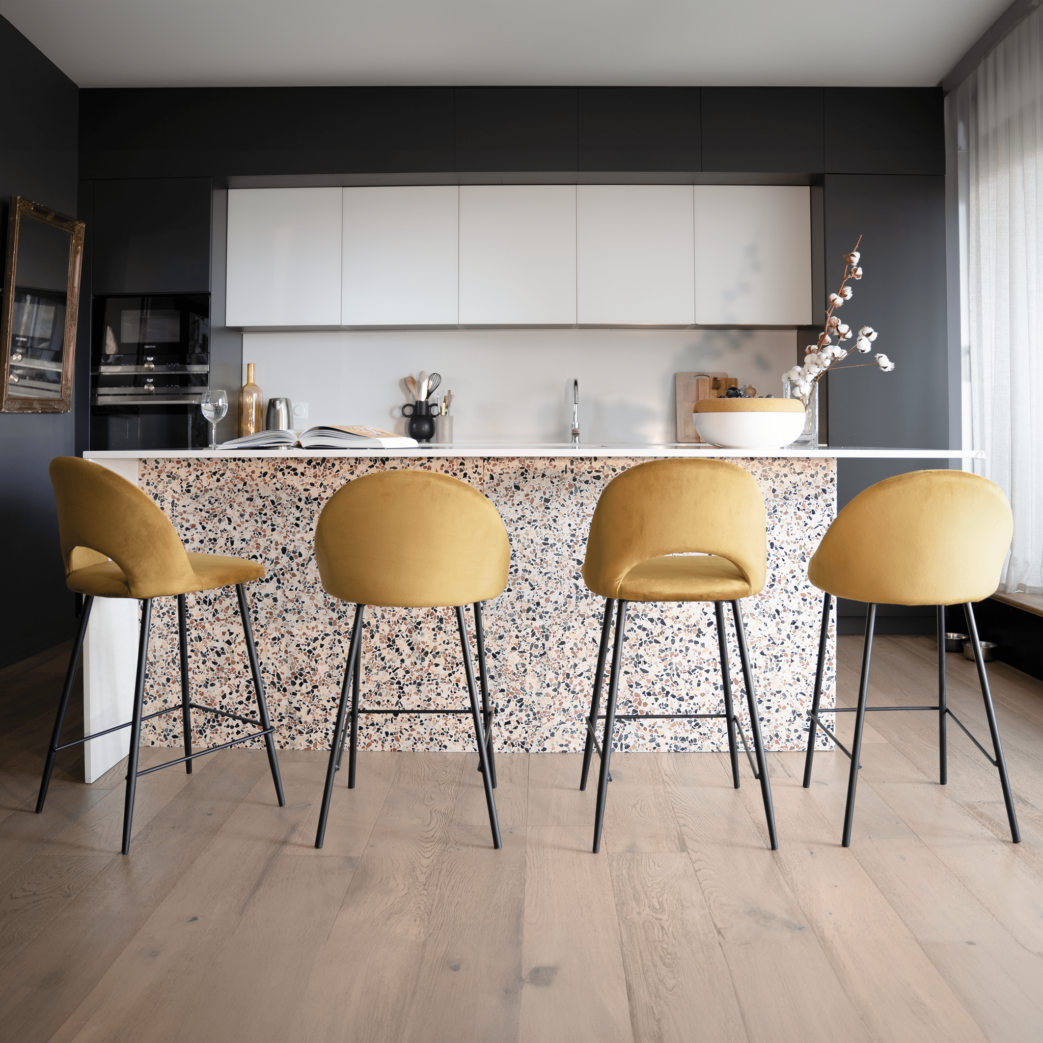 Voir la diapositive 6 : MAISON PAVANE Lot de 2 chaises pour îlot central 65 cm en velours jaune-misty