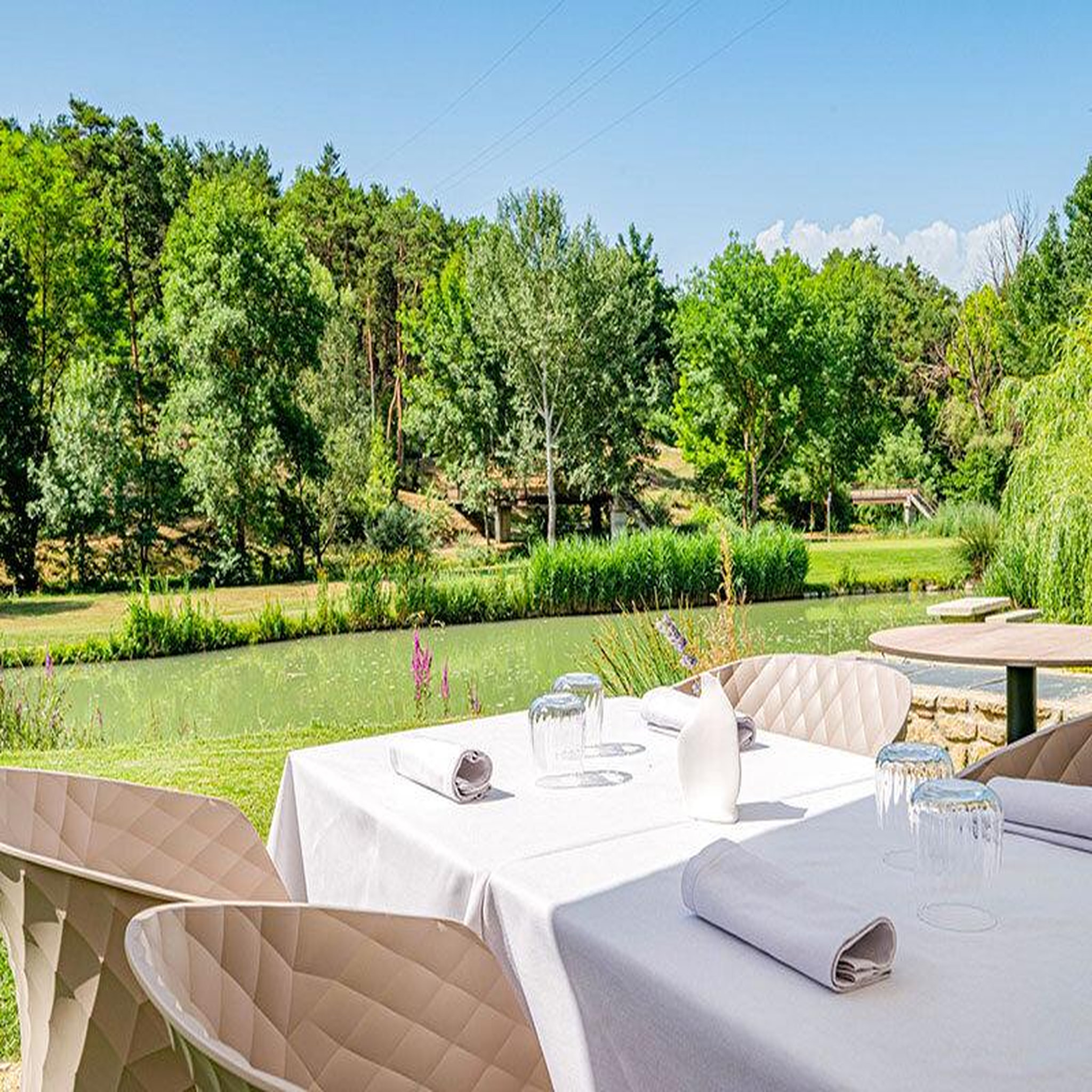 Voir la diapositive 3 : Smartbox 3 jours de luxe en hôtel 5* avec dîner, champagne, massage, spa et golf près d'Aix-en-Provence - Coffret Cadeau Séjour