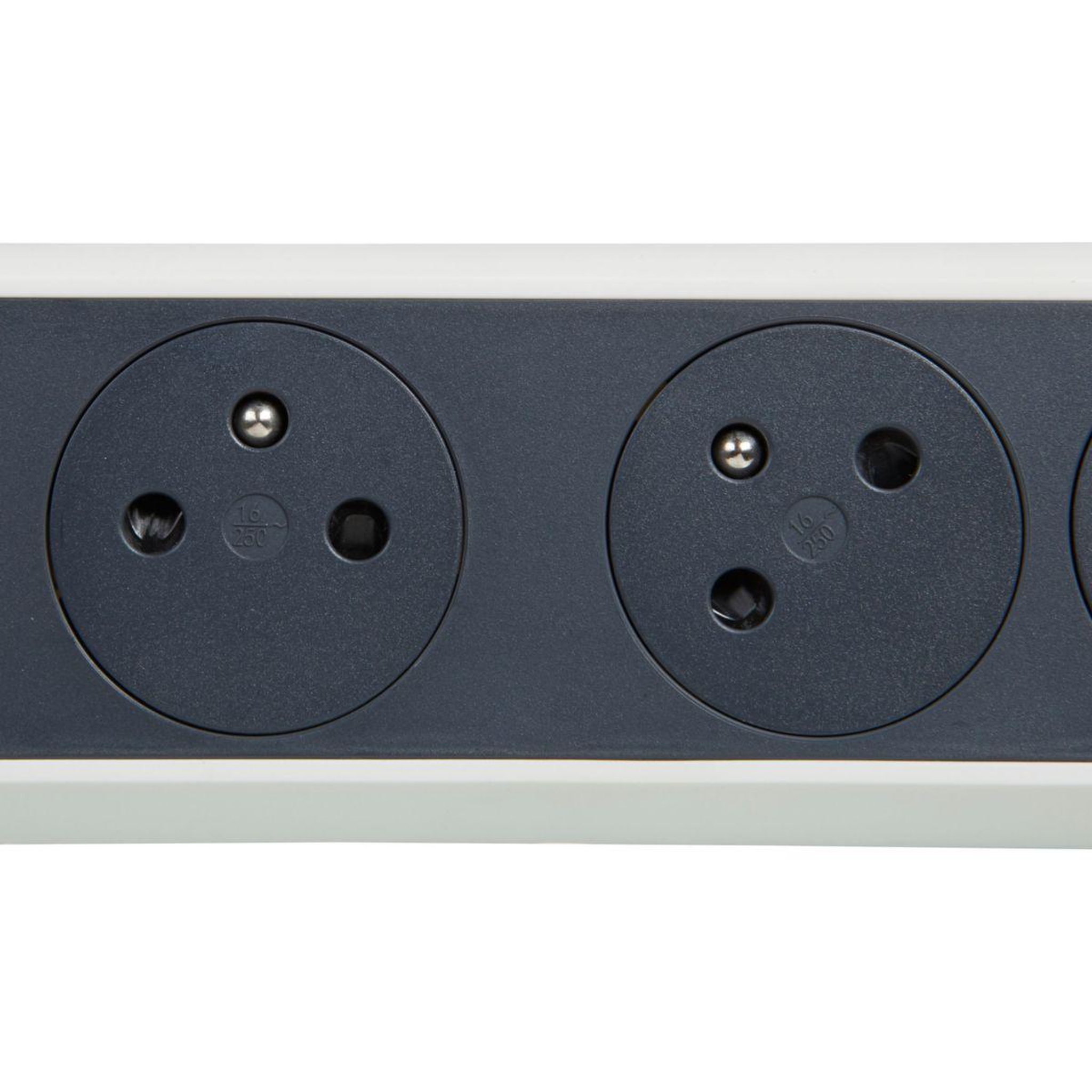 Voir la diapositive 2 : Legrand Multiprise FB 4X2P+T PREMIUM ROTATIVE ET FIXABLE 1.
