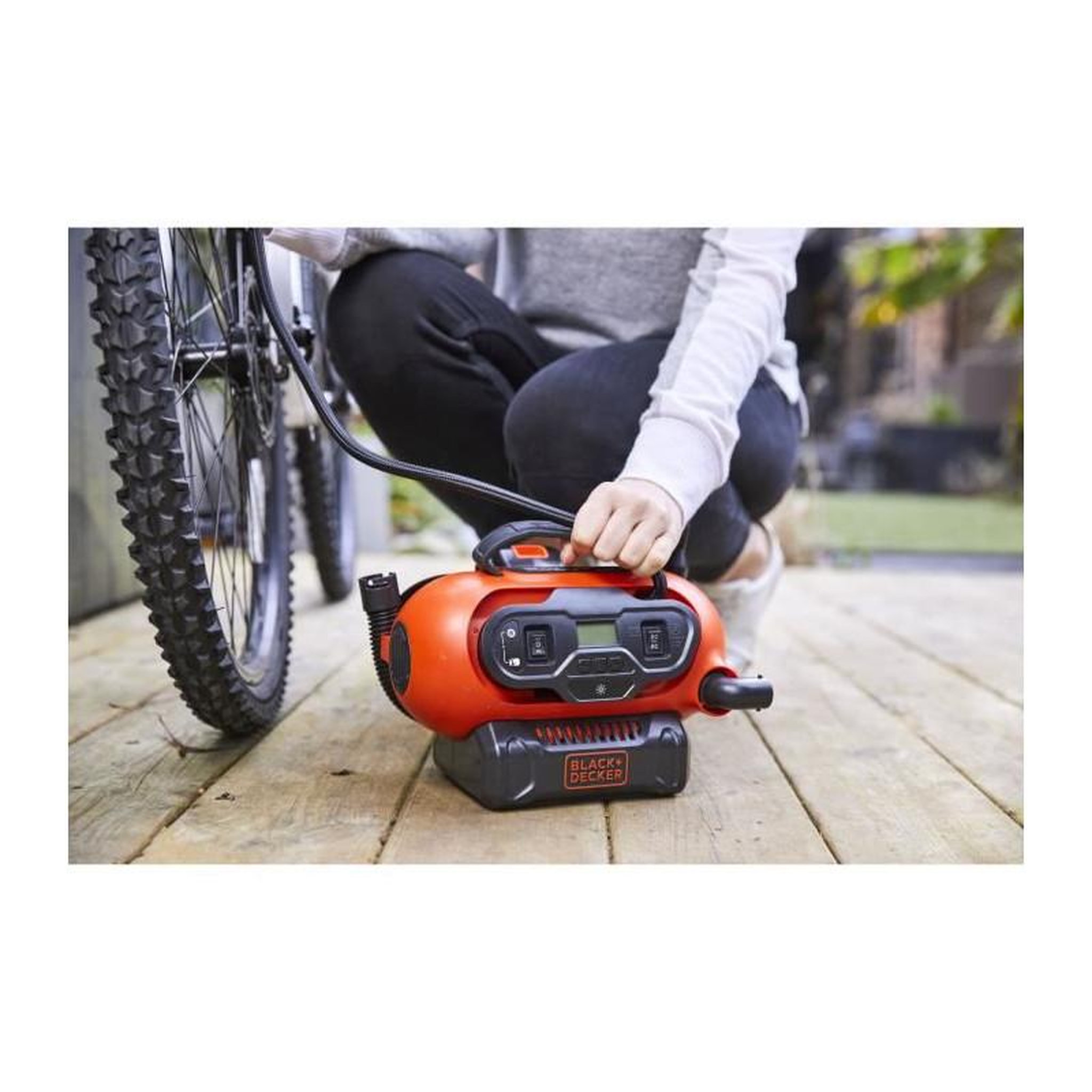 Voir la diapositive 2 : Black et Decker BLACK+DECKER BDCINF18N-QS Gonfleur-Compresseur Filaire Ou Sans Fil - Batterie 18 V/Cable 220 V  - 11 Bars/160 PSI - 3 Aiguilles