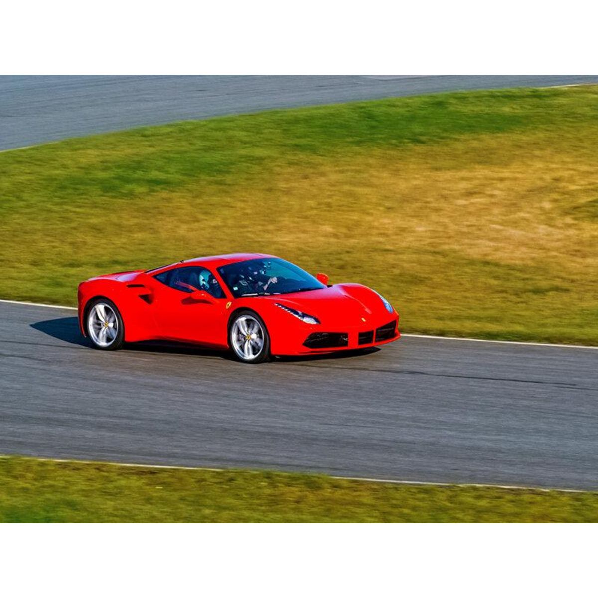 Smartbox Stage de pilotage : 2 tours sur le circuit de Saint-Laurent-de-Mure en Ferrari 488 - Coffret Cadeau Sport & Aventure
