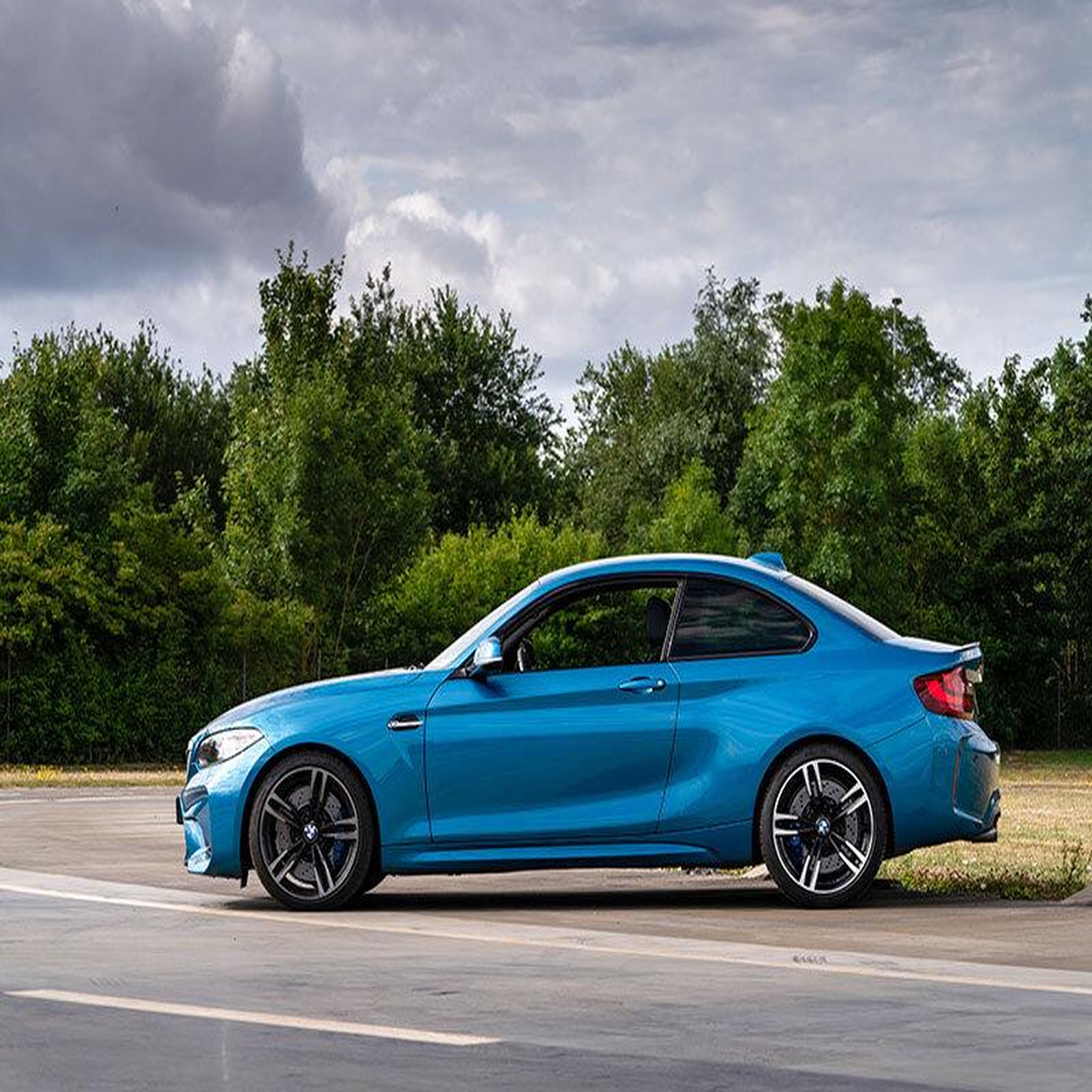 Voir la diapositive 4 : Smartbox Stage de pilotage enfant : 5 tours de circuit en alpine a110 s ou bmw m2 - coffret cadeau sport & aventure