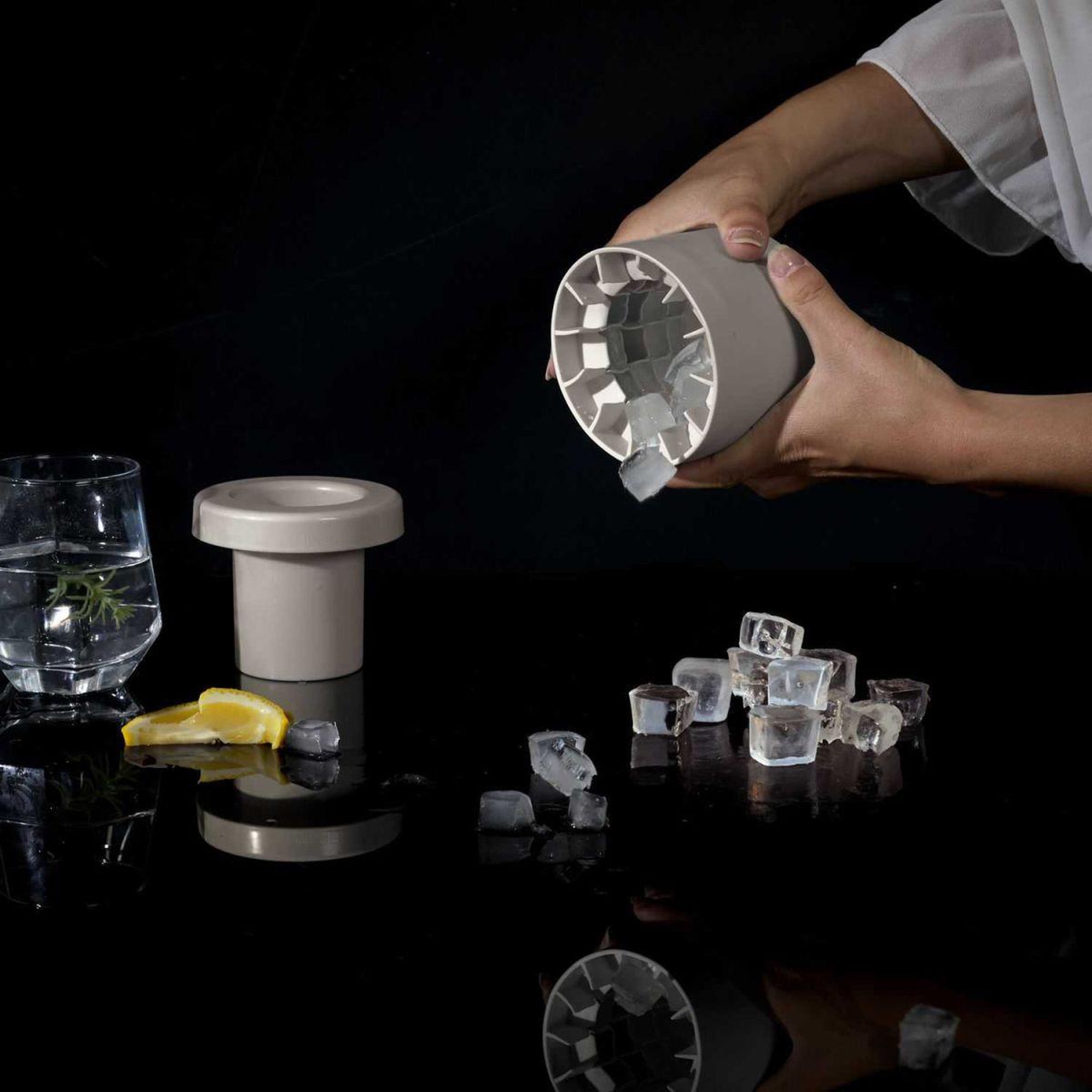 Voir la diapositive 5 : COOK CONCEPT Moule à mini glaçons  60 cubes  9cm beige