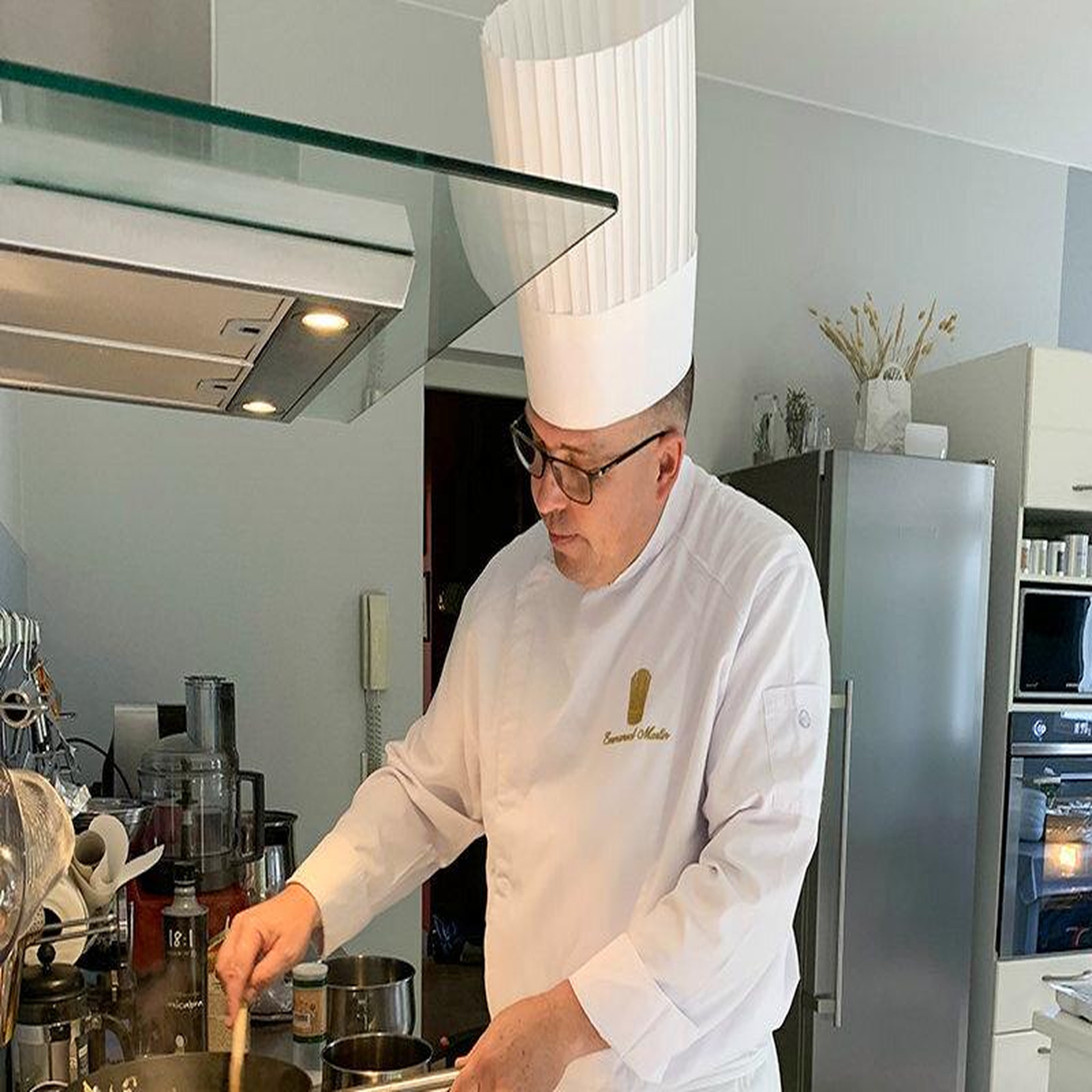Voir la diapositive 4 : Smartbox 2h30 de cours de cuisine à domicile : préparation et dégustation d'1 menu 2 plats pour 4 personnes - coffret cadeau gastronomie