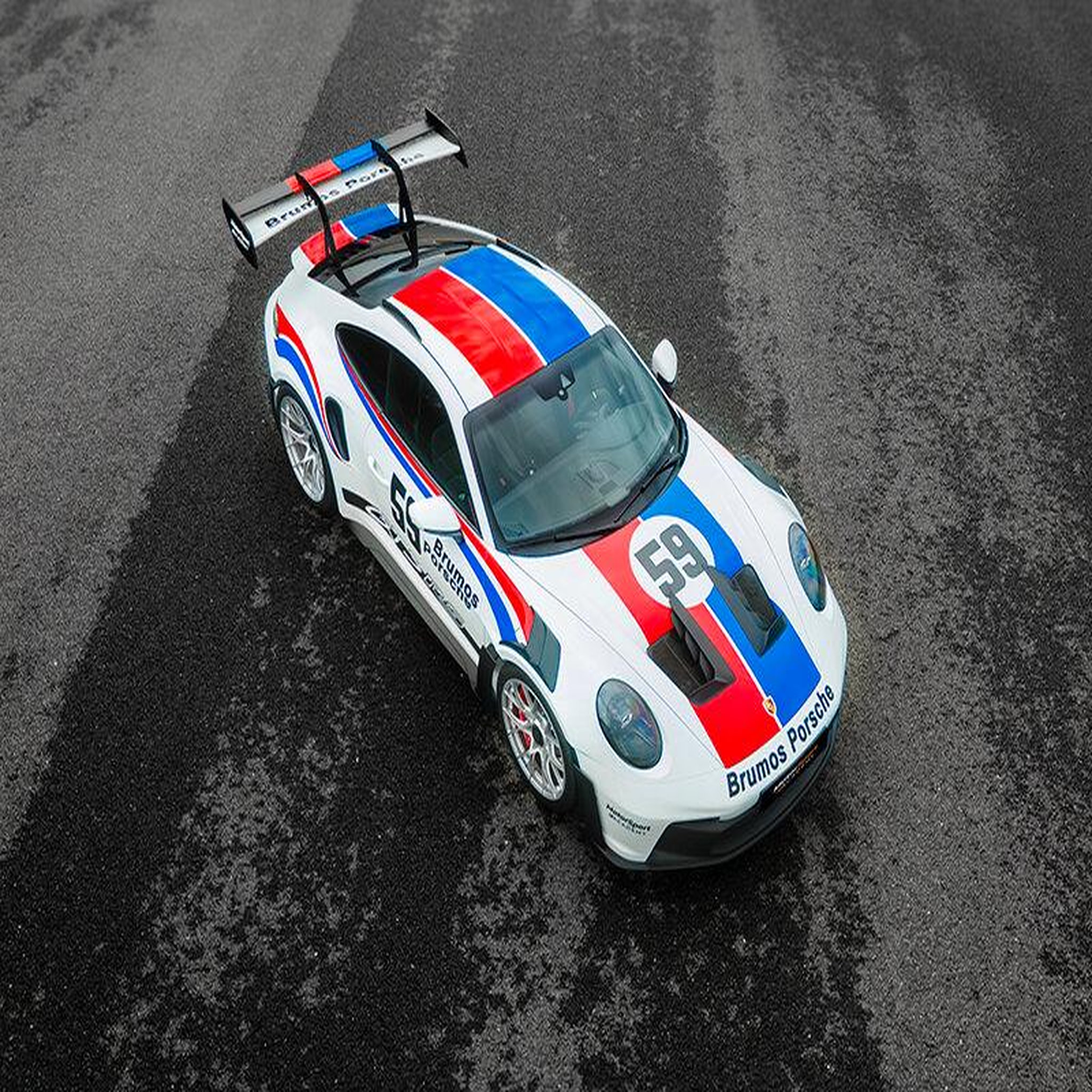 Voir la diapositive 2 : Smartbox Stage de pilotage : 2 tours sur le circuit de Fay de Bretagne en Porsche 992 GT3 RS - Coffret Cadeau Sport & Aventure