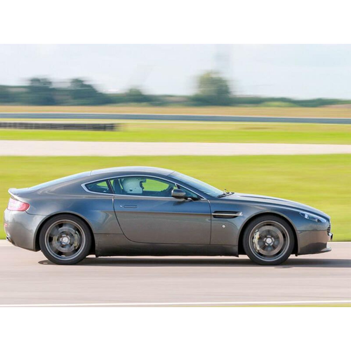 Smartbox Jusqu'à 6 tours de pilotage sur le circuit de la Ferté Gaucher - Coffret Cadeau Sport & Aventure